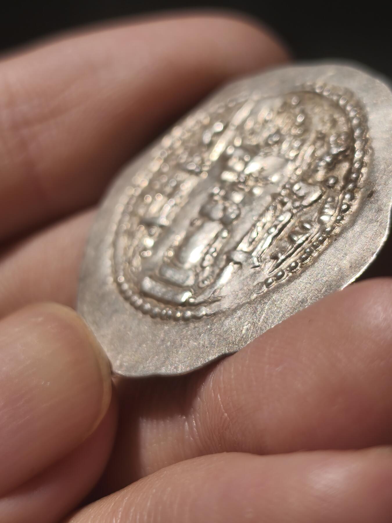 星盘世界钱币《穿越千年时光来到你的藏匣 》--5.9全球珍币拍卖夜 萨珊银币，顶级好品瓦赫兰五世德拉克马银币，祭坛中央有国王头像，少见版别，金彩色包浆非常漂亮