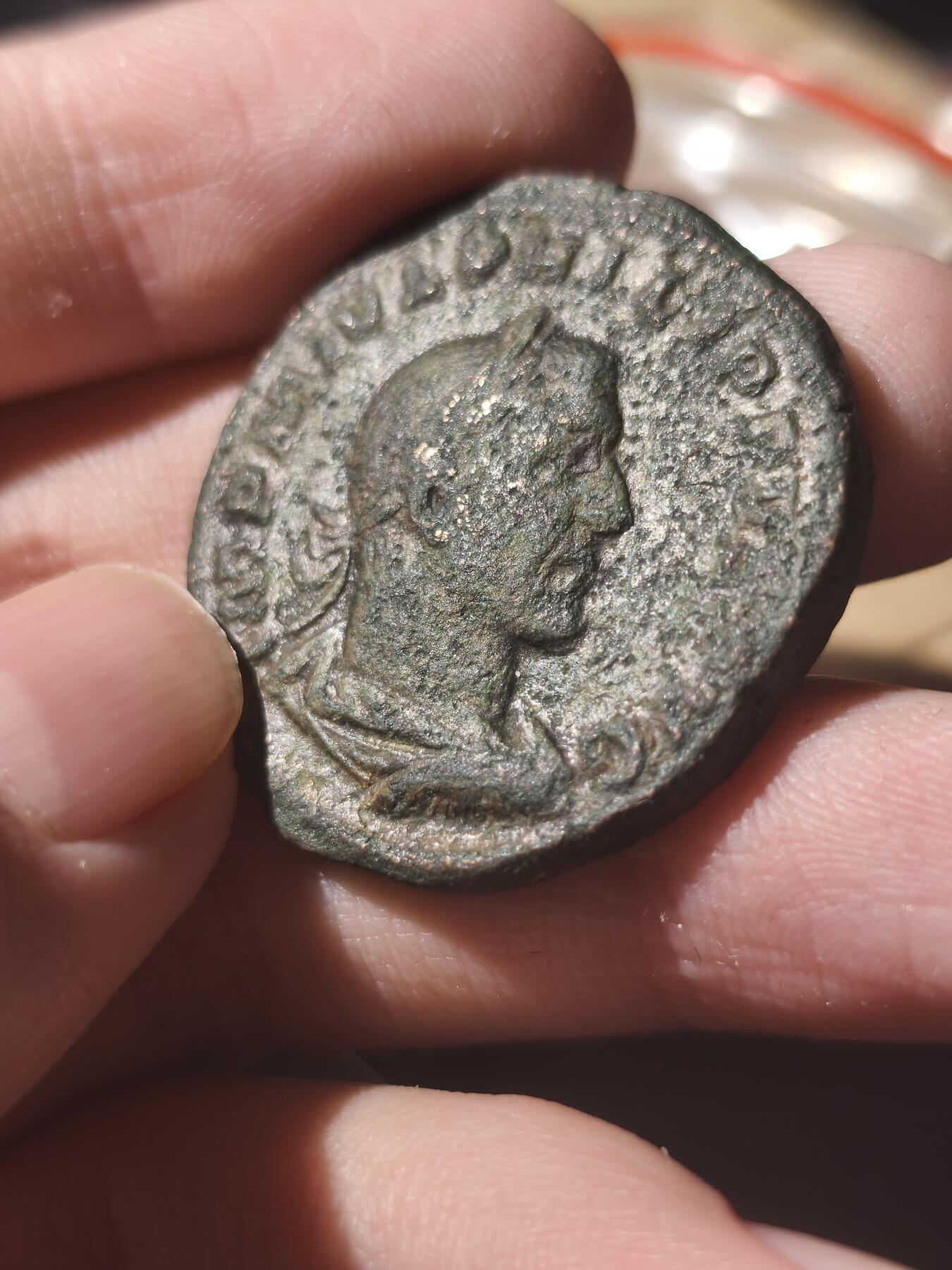 星盘世界钱币《穿越千年时光来到你的藏匣 》--5.9全球珍币拍卖夜 重器！古罗马帝国阿拉伯人菲利普赛斯特提乌斯大铜币，版别非常少见，22.6g足重不是那种方形的减重，这个年代的赛铜过20克都非常少见