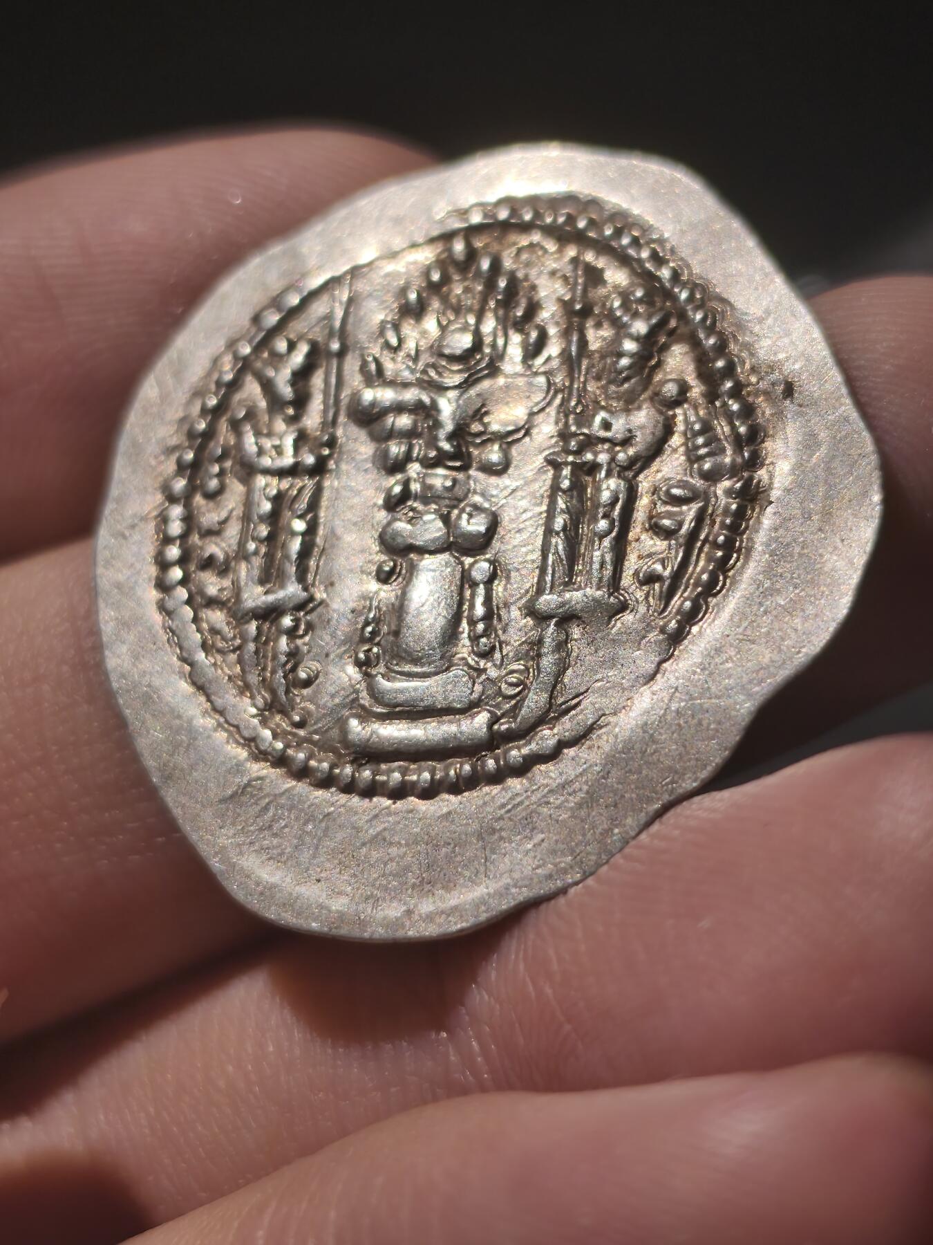 星盘世界钱币《穿越千年时光来到你的藏匣 》--5.9全球珍币拍卖夜 萨珊银币，顶级好品瓦赫兰五世德拉克马银币，祭坛中央有国王头像，少见版别，金彩色包浆非常漂亮