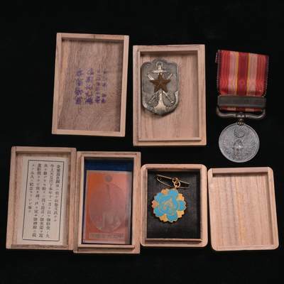 戎马世界章牌大赏第96期，欢庆劳动节 - 日本昭和六年九年从军记章与证章一组