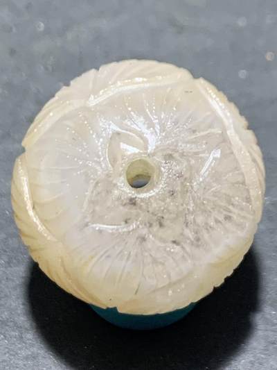 精美亚光冰飘冻料战国红玛瑙手工俏色巧雕莲花圆珠一颗！ - 精美亚光冰飘冻料战国红玛瑙手工俏色巧雕莲花圆珠一颗！