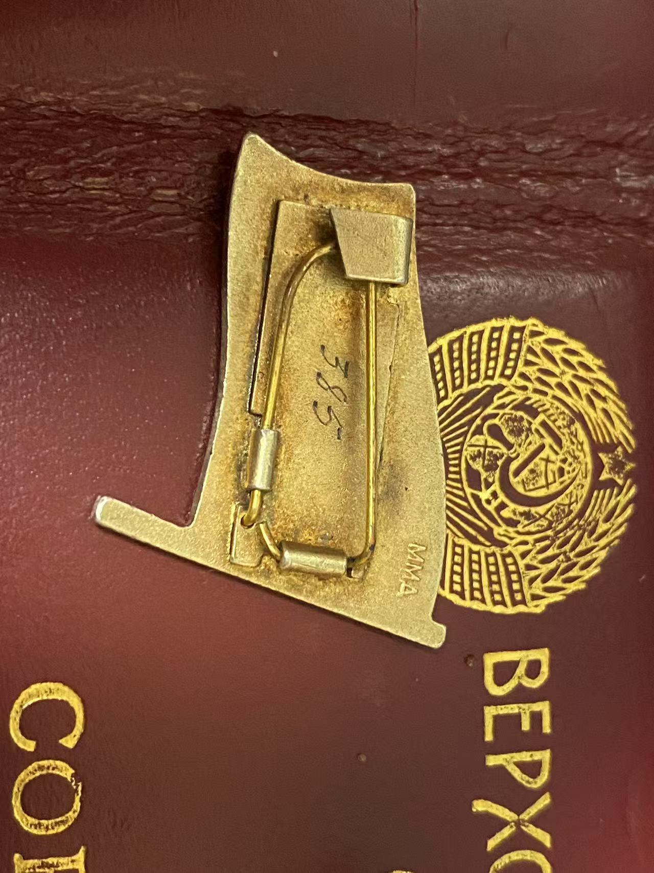 苏联勋章奖章5月8日晚上九点结束在麦稀奇 找不到的加我qq或者微信都是184277308备注苏章拍卖。最好加微信群每次都会通知还有提前可以一口价的 最近会持续拍卖一些东西。 苏联最高苏维埃代表证 双章一证 女代表 385号 圆盘+别针 品相不错 没有磕碰 有些许佩戴痕迹   第七届 带交通卡 证章齐全 非常好的一套  女代表少见 喜欢的可以查一下获得者资料