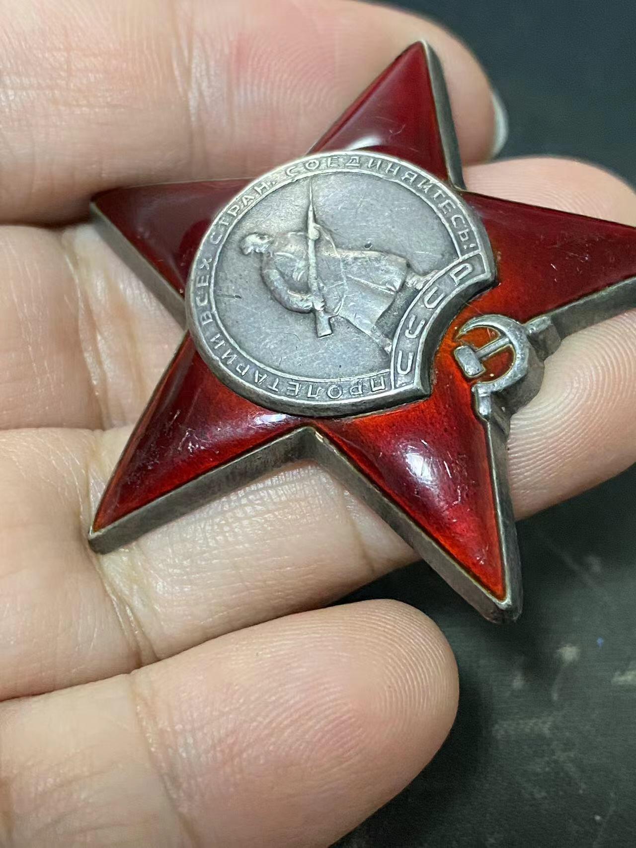 苏联勋章奖章5月8日晚上九点结束在麦稀奇 找不到的加我qq或者微信都是184277308备注苏章拍卖。最好加微信群每次都会通知还有提前可以一口价的 最近会持续拍卖一些东西。 苏联二战红星勋章 2110257 击落3飞机 MZPP珠宝局版 右下角顶部小瑕疵 几乎不可见 划痕比较多 Буданов Сергей Сергеевич 287近卫利沃夫高炮团1连炮手在尼杰尔地域内和劳班市的战斗中，布达诺夫所工作的分队击落了3架敌机，烧毁了2辆运载弹药的敌军汽车。