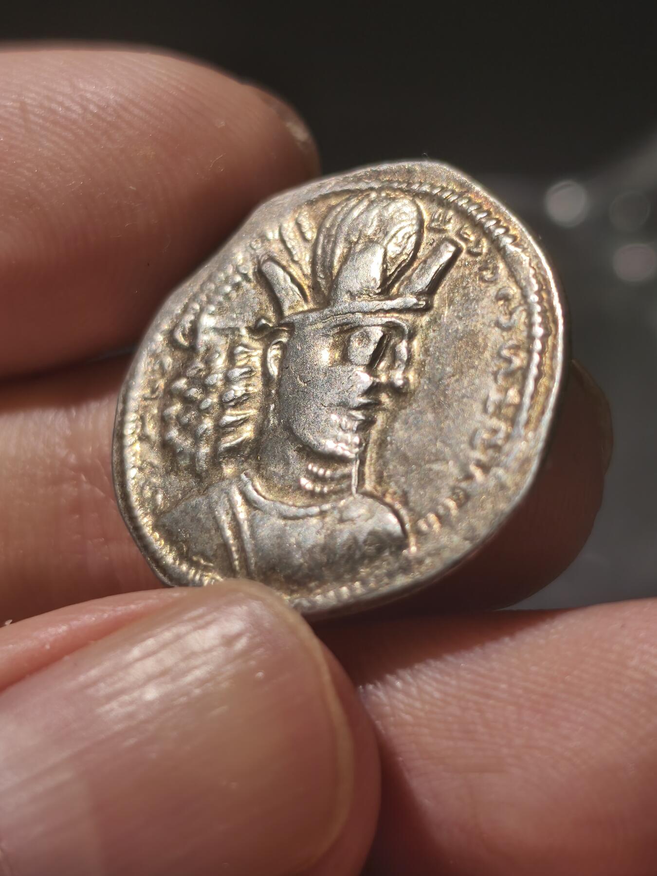 星盘世界钱币《穿越千年时光来到你的藏匣 》--5.9全球珍币拍卖夜 萨珊王朝稀有银币沙普尔二世，底板很好，打得也十分清楚，祭坛上有人像非常罕见