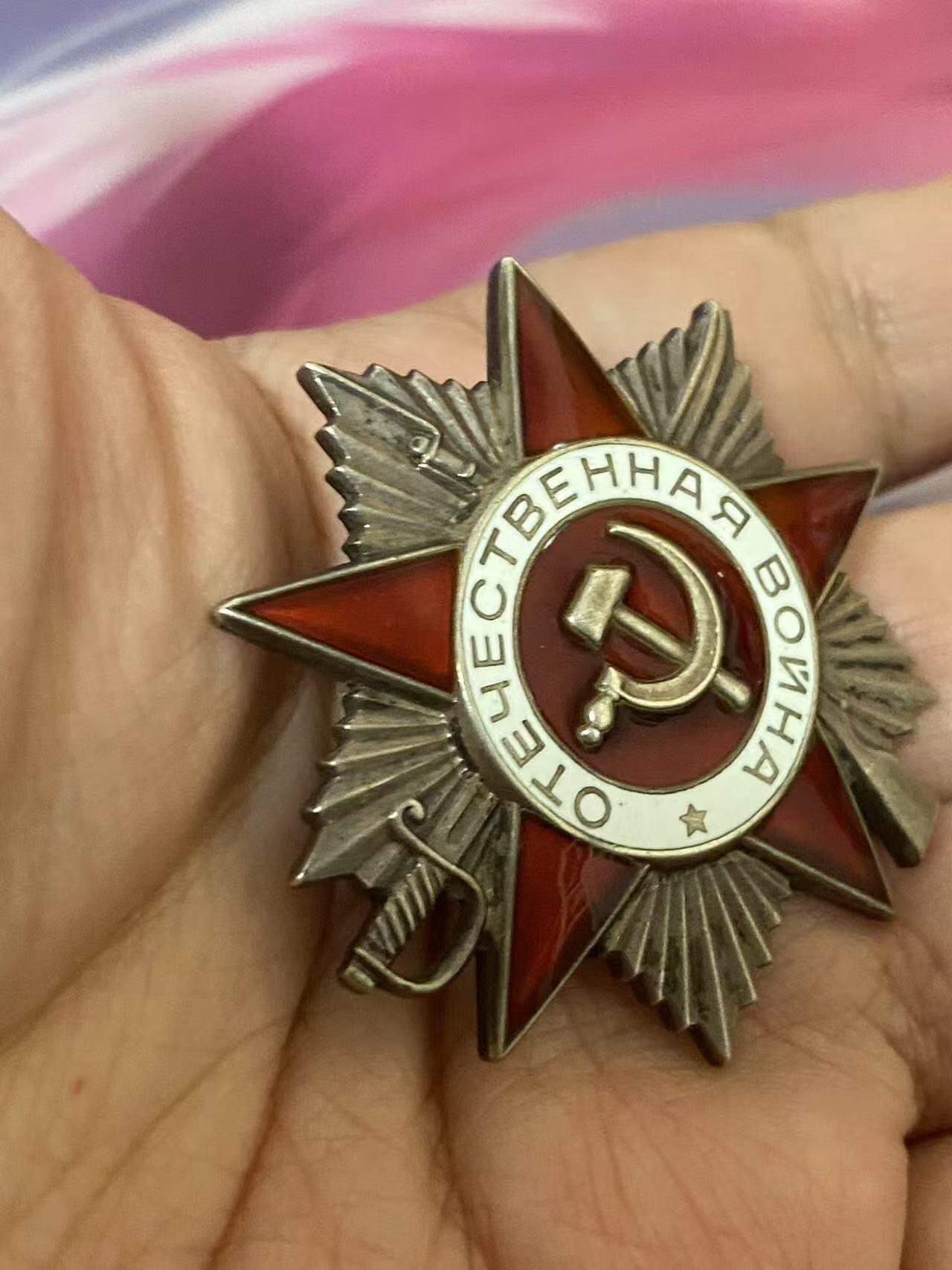 苏联勋章奖章5月8日晚上九点结束在麦稀奇 找不到的加我qq或者微信都是184277308备注苏章拍卖。最好加微信群每次都会通知还有提前可以一口价的 最近会持续拍卖一些东西。 苏联套章烟幕掩护重型坦克Литюк Александр Степанович 化学辅导员 三级光荣勋章 491900珐琅完整有些小瑕疵原环未开勇敢奖章 2492291 珐琅完整 原环未开勇敢奖章 811329 六位数珐琅完整  原环未开 列宁格勒 ，战德奖章，战功奖章 珐琅完整 原环未开 联排为铜质 红星勋章317885 珐琅好品无磕碰 佩戴痕迹 。