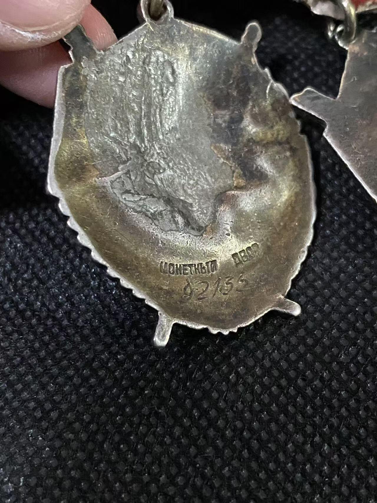 苏联勋章奖章5月8日晚上九点结束在麦稀奇 找不到的加我qq或者微信都是184277308备注苏章拍卖。最好加微信群每次都会通知还有提前可以一口价的 最近会持续拍卖一些东西。 苏联双二战红旗+三光联排 空中射手 伊尔2 苏联英雄称号转发红旗 Ежов Тимофей Васильевич  两个红旗都有一个角珐琅磕碰 和一些小蹭皮 三光下部珐琅左上角小磕碰 战功最好的主体三个章是这个联排，可惜红星和二级已经不知去向。详细的参考咸鱼介绍