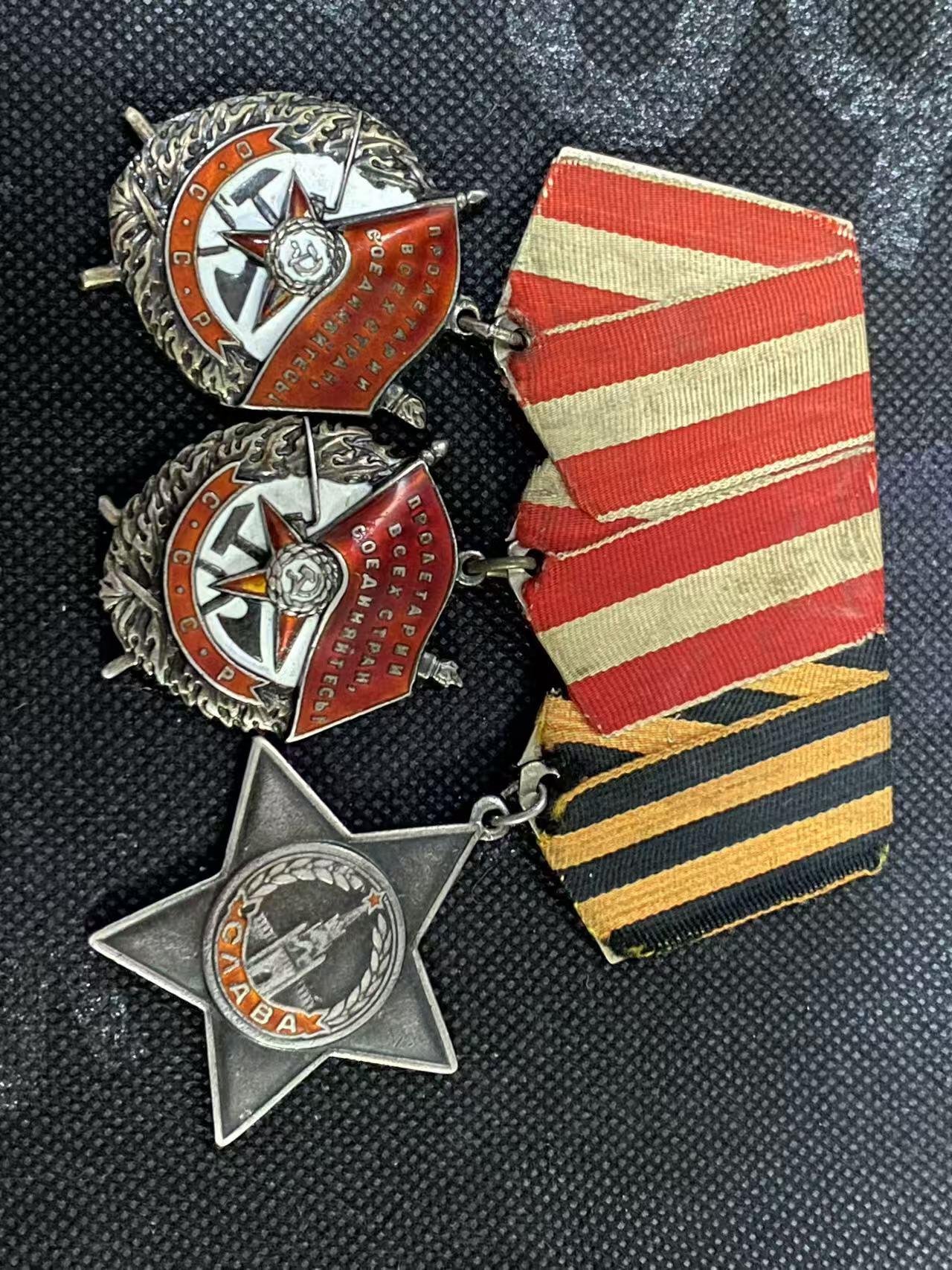 苏联勋章奖章5月8日晚上九点结束在麦稀奇 找不到的加我qq或者微信都是184277308备注苏章拍卖。最好加微信群每次都会通知还有提前可以一口价的 最近会持续拍卖一些东西。 苏联双二战红旗+三光联排 空中射手 伊尔2 苏联英雄称号转发红旗 Ежов Тимофей Васильевич  两个红旗都有一个角珐琅磕碰 和一些小蹭皮 三光下部珐琅左上角小磕碰 战功最好的主体三个章是这个联排，可惜红星和二级已经不知去向。详细的参考咸鱼介绍