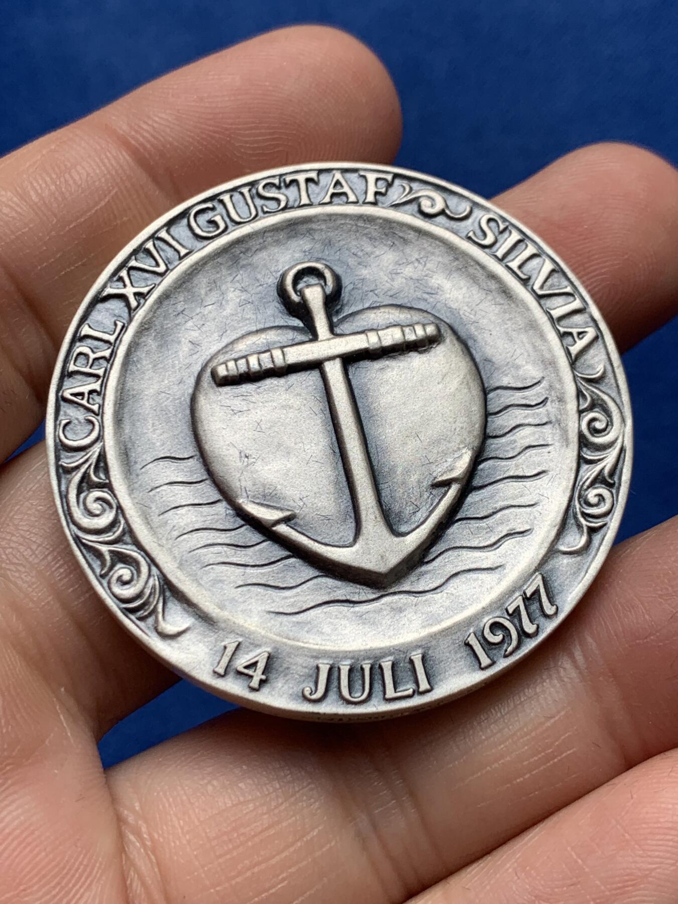 《竞宝斋》第378场 周日，周一 2场连拍 （全场包邮） 瑞典维多利亚公主出生纪念银章 限量发行6000枚 带盒 带证书 60.75克 44.6mm 细节见图