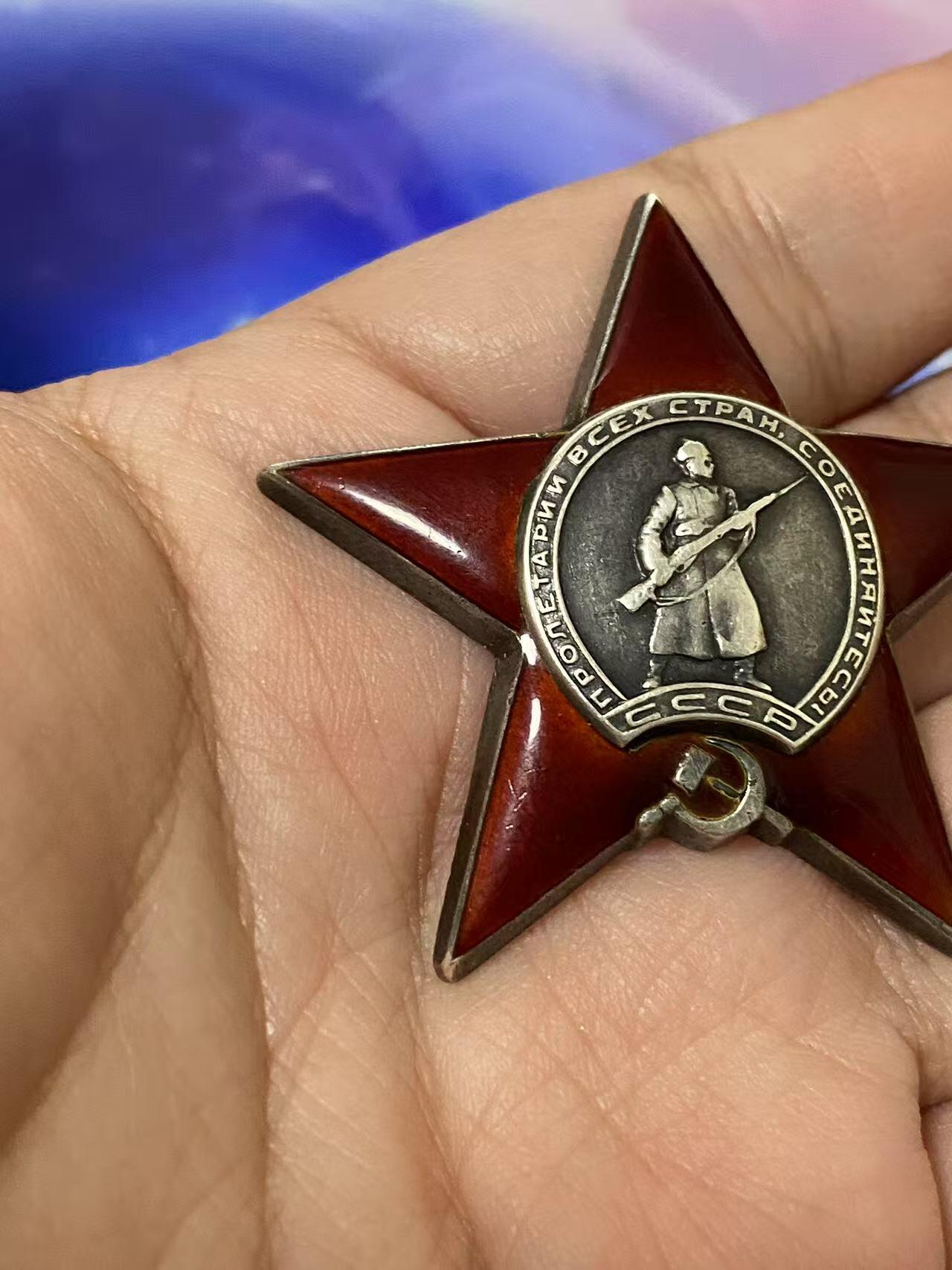 苏联勋章奖章5月8日晚上九点结束在麦稀奇 找不到的加我qq或者微信都是184277308备注苏章拍卖。最好加微信群每次都会通知还有提前可以一口价的 最近会持续拍卖一些东西。 苏联二级为国红星套章 43年两次肉搏 Миронов Михаил Васильевич 上尉 1196步兵团1营高级副官 二级为国 97994 早期万号 原配银盖子 好品无磕碰 轻微小划痕佩戴痕迹 43年8月第一个突入战壕 肉搏战中亲手2君官1士兵。同月底带队进攻第二战壕积弊30人 亲手积弊没有描述。红星 199328 早期台阶版 原配银盖子 好品无磕碰 轻微划痕佩戴痕迹