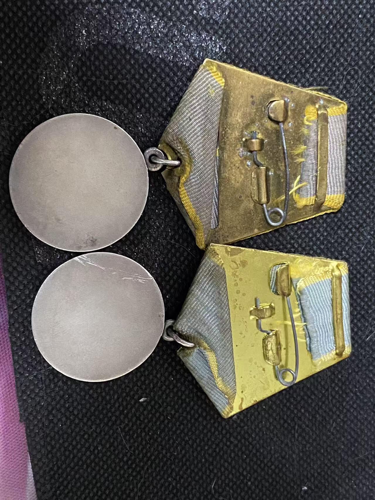 苏联勋章奖章5月8日晚上九点结束在麦稀奇 找不到的加我qq或者微信都是184277308备注苏章拍卖。最好加微信群每次都会通知还有提前可以一口价的 最近会持续拍卖一些东西。 苏联红星勋章1197416+两个战功无号 珐琅都很好 原环未开 铜挂套章 证件找到了 红星好品无磕碰 Худяков Павел Емельянович 独立侦察连侦察员-步兵 战绩非常好 拿着手榴弹悄悄地接近自行火炮 然后摧毁 。战后在内物部工作 得到了战功 另一个不知道为啥 72年发的 没有找到这个条例 有兴趣的可以研究一下 