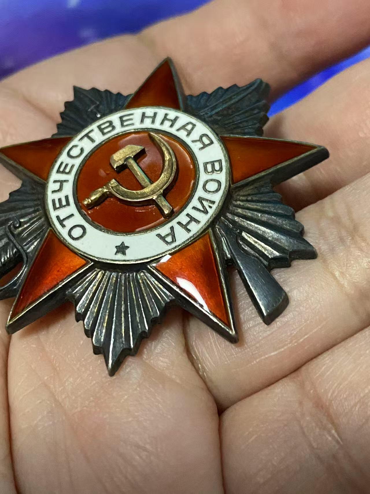 苏联勋章奖章5月8日晚上九点结束在麦稀奇 找不到的加我qq或者微信都是184277308备注苏章拍卖。最好加微信群每次都会通知还有提前可以一口价的 最近会持续拍卖一些东西。 苏联二战二级为国勋章 763493 领航员 给游击队送物资  好品无磕碰 佩戴痕迹都少见 极品品相 党徽原配 Толстов Юрий Федорович 民航120独立近卫因斯腾堡航空团分队领航员 非常少见  飞拉5和波2 负责为游击队送物资获得了勇敢奖章 获奖后 20次深入敌后侦察和运送特殊物资 33次保障白俄物资供应 故事很不错 非常少见的民航领航员二战事迹
