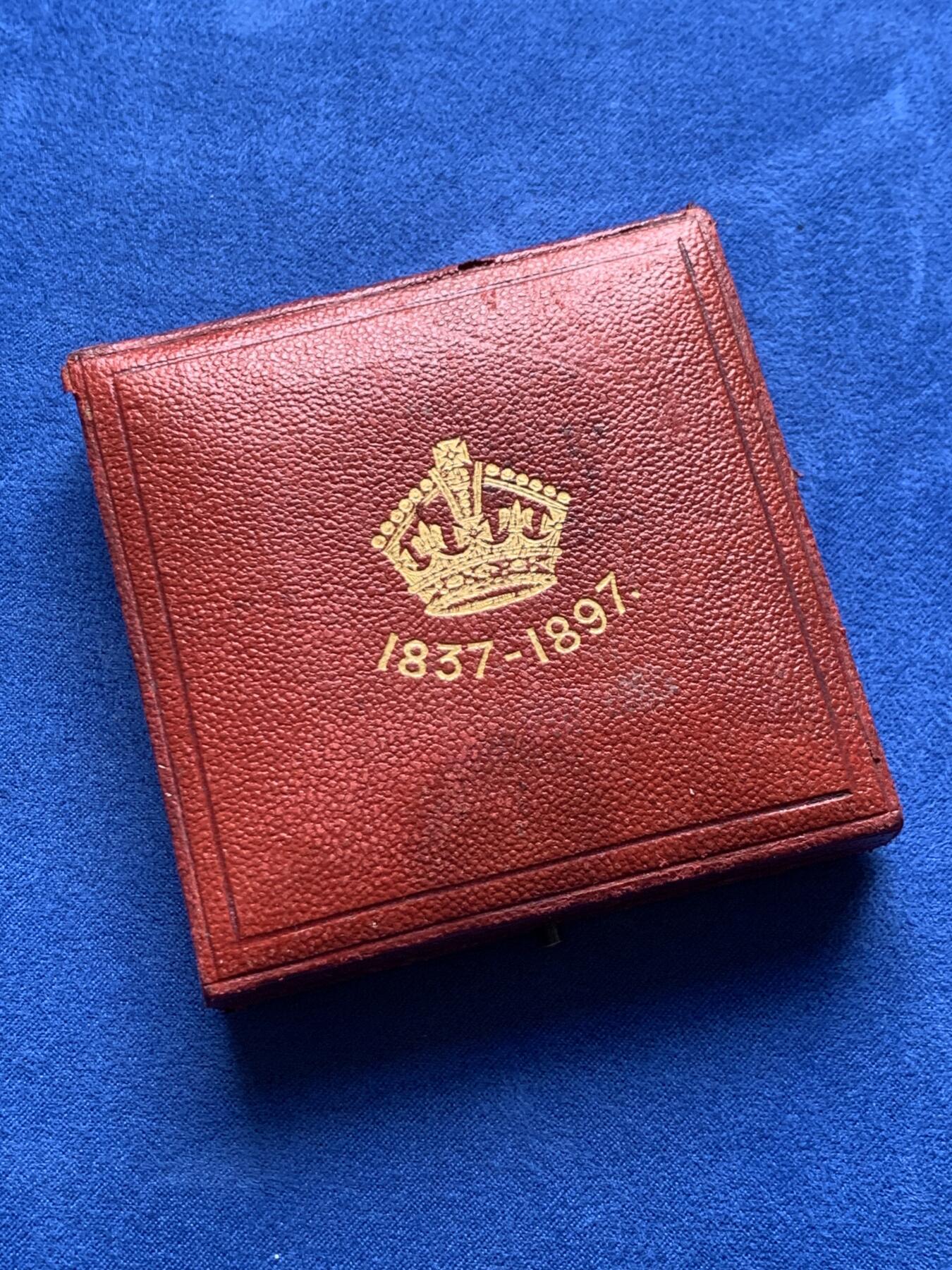 《竞宝斋》第378场 周日，周一 2场连拍 （全场包邮） 英国1897年 维多利亚登基60周年纪念大银章 55mm 84.4克 带原盒 细节如图