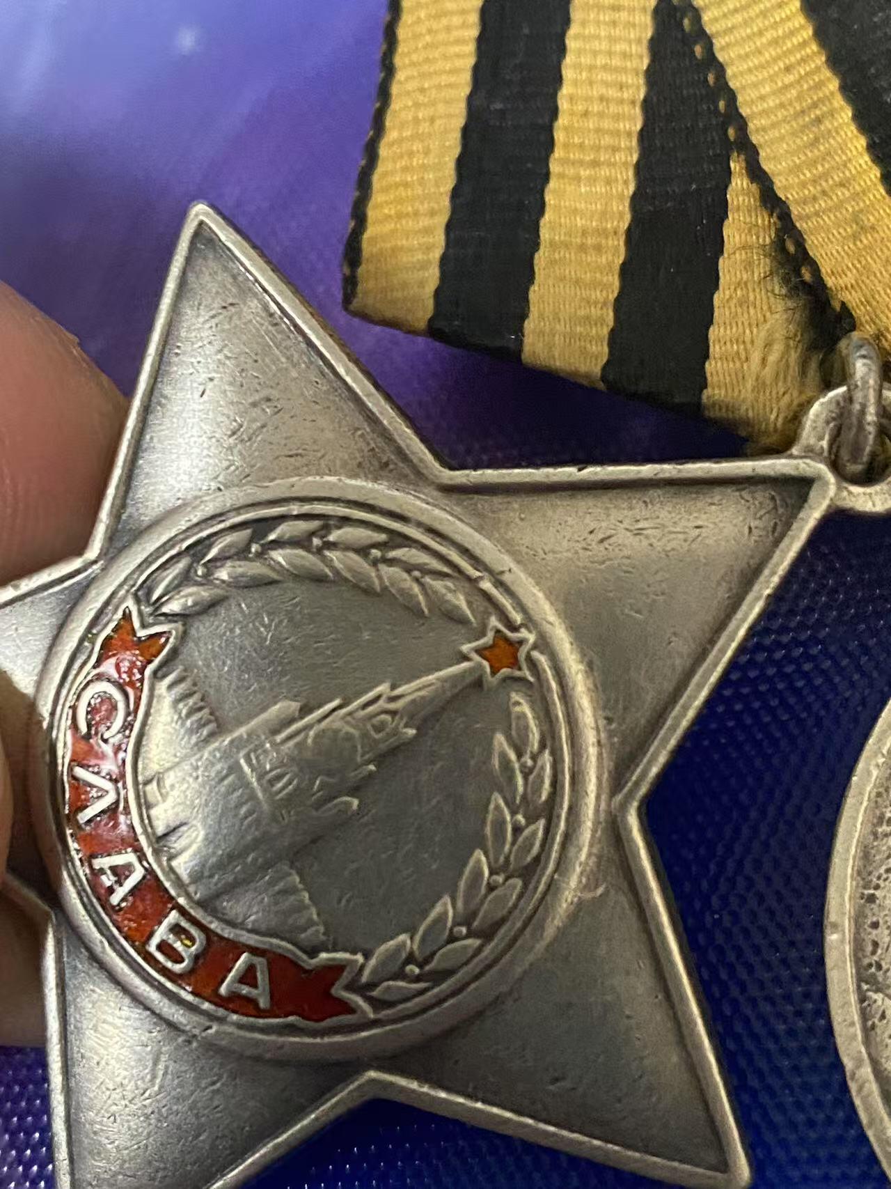 苏联勋章奖章5月8日晚上九点结束在麦稀奇 找不到的加我qq或者微信都是184277308备注苏章拍卖。最好加微信群每次都会通知还有提前可以一口价的 最近会持续拍卖一些东西。 苏联套章烟幕掩护重型坦克Литюк Александр Степанович 化学辅导员 三级光荣勋章 491900珐琅完整有些小瑕疵原环未开勇敢奖章 2492291 珐琅完整 原环未开勇敢奖章 811329 六位数珐琅完整  原环未开 列宁格勒 ，战德奖章，战功奖章 珐琅完整 原环未开 联排为铜质 红星勋章317885 珐琅好品无磕碰 佩戴痕迹 。