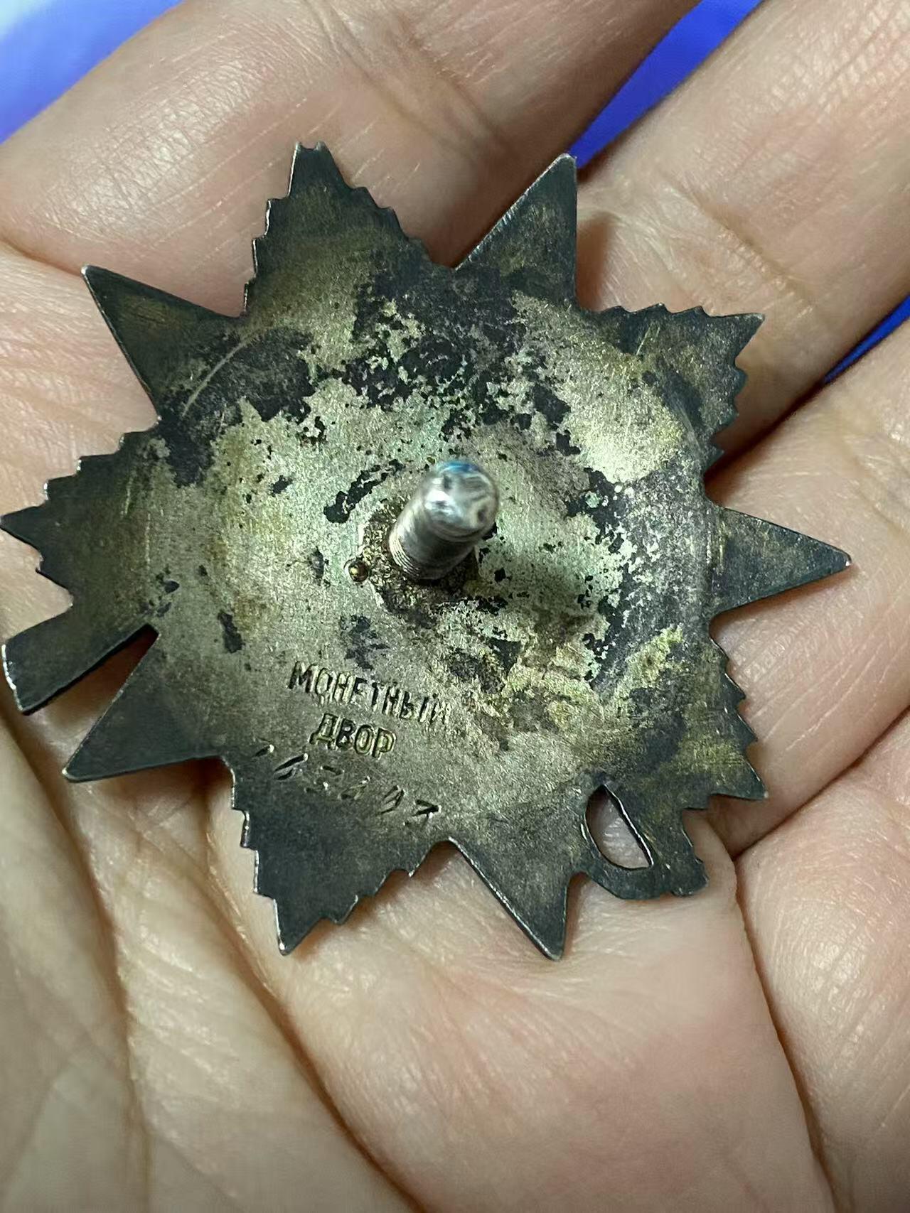 苏联勋章奖章5月8日晚上九点结束在麦稀奇 找不到的加我qq或者微信都是184277308备注苏章拍卖。最好加微信群每次都会通知还有提前可以一口价的 最近会持续拍卖一些东西。 苏联二战二级为国勋章 763493 领航员 给游击队送物资  好品无磕碰 佩戴痕迹都少见 极品品相 党徽原配 Толстов Юрий Федорович 民航120独立近卫因斯腾堡航空团分队领航员 非常少见  飞拉5和波2 负责为游击队送物资获得了勇敢奖章 获奖后 20次深入敌后侦察和运送特殊物资 33次保障白俄物资供应 故事很不错 非常少见的民航领航员二战事迹