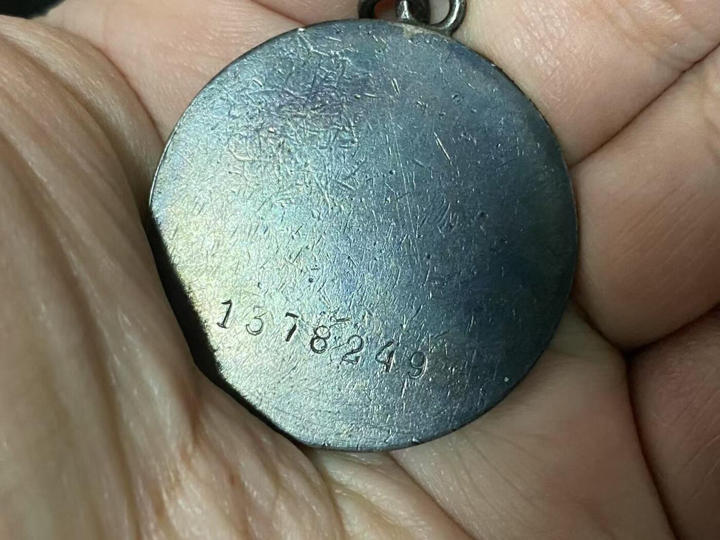 苏联勋章奖章5月8日晚上九点结束在麦稀奇 找不到的加我qq或者微信都是184277308备注苏章拍卖。最好加微信群每次都会通知还有提前可以一口价的 最近会持续拍卖一些东西。 苏联勇敢奖章 二战 同一人的 115812.1378249 书的扫面件两个珐琅都磕掉了 原环未开 挂没上。Мухамедов Бидан 哈萨克族 他得过三枚勇敢 算是比较少见  只有他的其中两枚 没查到奖励卡