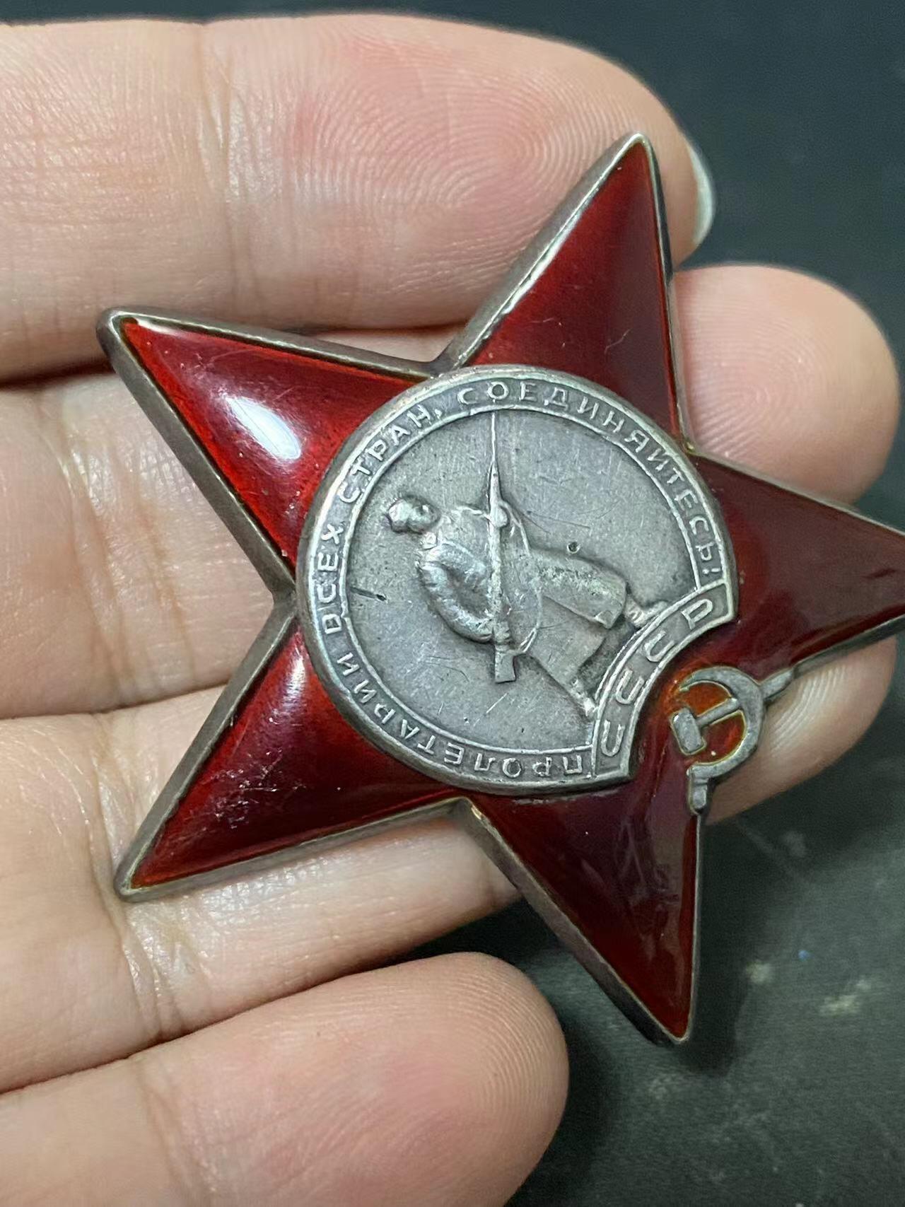 苏联勋章奖章5月8日晚上九点结束在麦稀奇 找不到的加我qq或者微信都是184277308备注苏章拍卖。最好加微信群每次都会通知还有提前可以一口价的 最近会持续拍卖一些东西。 苏联二战红星勋章 2110257 击落3飞机 MZPP珠宝局版 右下角顶部小瑕疵 几乎不可见 划痕比较多 Буданов Сергей Сергеевич 287近卫利沃夫高炮团1连炮手在尼杰尔地域内和劳班市的战斗中，布达诺夫所工作的分队击落了3架敌机，烧毁了2辆运载弹药的敌军汽车。