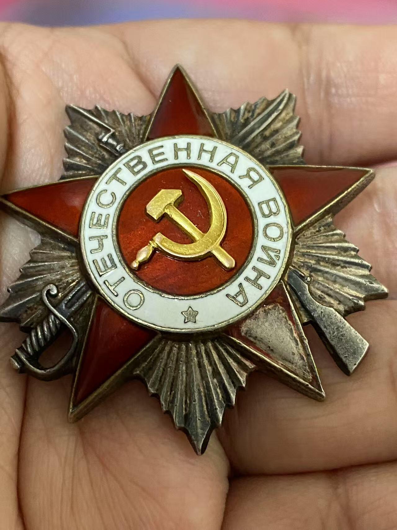 苏联勋章奖章5月8日晚上九点结束在麦稀奇 找不到的加我qq或者微信都是184277308备注苏章拍卖。最好加微信群每次都会通知还有提前可以一口价的 最近会持续拍卖一些东西。 苏联二级为国勋章 523097 坦克连连长 右下角珐琅磕碰 党徽原配无改动 版本非常好 Филатов Владимир Федорович 51独立坦克团连指挥员 44.6.24，突破了敌军第一和第二道战壕防线，深入2公里，消灭反坦克炮6门，掩体连同守军3个，机枪火力点7个，弹药库4座，敌军官兵约60人。 他本人消灭了1门反坦克炮、1个机枪火力点和敌军官兵约10人。