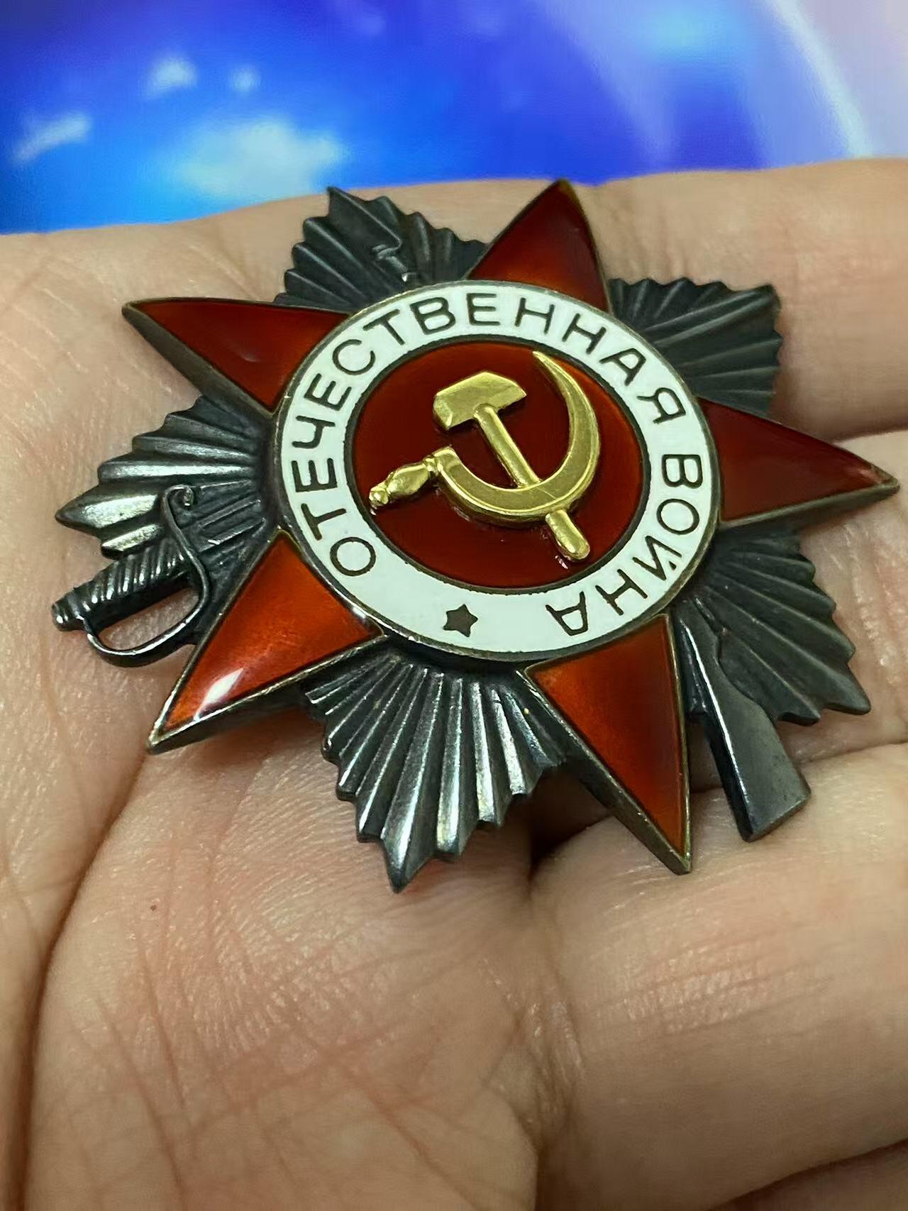 苏联勋章奖章5月8日晚上九点结束在麦稀奇 找不到的加我qq或者微信都是184277308备注苏章拍卖。最好加微信群每次都会通知还有提前可以一口价的 最近会持续拍卖一些东西。 苏联二级为国 43版 85年发 两枚 号码相近 仅差8个数 974561.974569 品相都非常好 都查了档案 974569  Степанова Екатерина Ивановна 女获得者 974561 Романцов семен Андреевич   两份档案都在 是85年的72号文件颁发 人民记忆网都有相应的记录。非常好的两枚43版本为国 最后的一批二级为国了算是