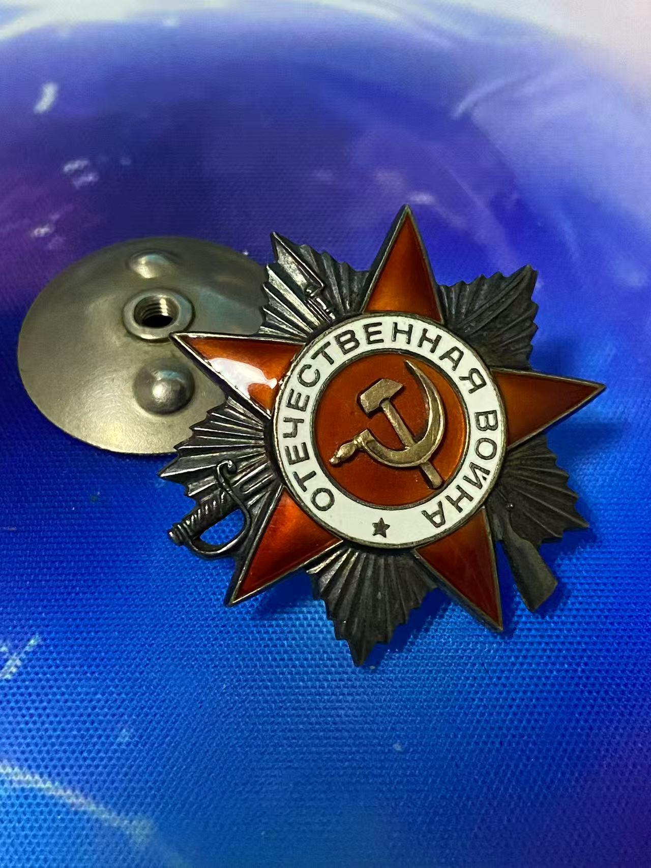 苏联勋章奖章5月8日晚上九点结束在麦稀奇 找不到的加我qq或者微信都是184277308备注苏章拍卖。最好加微信群每次都会通知还有提前可以一口价的 最近会持续拍卖一些东西。 苏联二战二级为国勋章 763493 领航员 给游击队送物资  好品无磕碰 佩戴痕迹都少见 极品品相 党徽原配 Толстов Юрий Федорович 民航120独立近卫因斯腾堡航空团分队领航员 非常少见  飞拉5和波2 负责为游击队送物资获得了勇敢奖章 获奖后 20次深入敌后侦察和运送特殊物资 33次保障白俄物资供应 故事很不错 非常少见的民航领航员二战事迹
