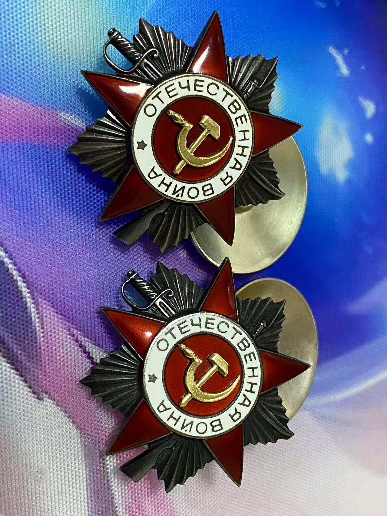 苏联勋章奖章5月8日晚上九点结束在麦稀奇 找不到的加我qq或者微信都是184277308备注苏章拍卖。最好加微信群每次都会通知还有提前可以一口价的 最近会持续拍卖一些东西。 苏联二级为国 43版 85年发 两枚 号码相近 仅差8个数 974561.974569 品相都非常好 都查了档案 974569  Степанова Екатерина Ивановна 女获得者 974561 Романцов семен Андреевич   两份档案都在 是85年的72号文件颁发 人民记忆网都有相应的记录。非常好的两枚43版本为国 最后的一批二级为国了算是