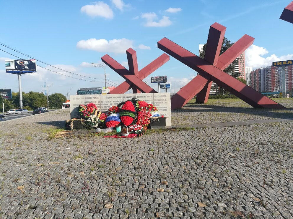 苏联勋章奖章5月8日晚上九点结束在麦稀奇 找不到的加我qq或者微信都是184277308备注苏章拍卖。最好加微信群每次都会通知还有提前可以一口价的 最近会持续拍卖一些东西。 苏联双二战红旗+三光联排 空中射手 伊尔2 苏联英雄称号转发红旗 Ежов Тимофей Васильевич  两个红旗都有一个角珐琅磕碰 和一些小蹭皮 三光下部珐琅左上角小磕碰 战功最好的主体三个章是这个联排，可惜红星和二级已经不知去向。详细的参考咸鱼介绍