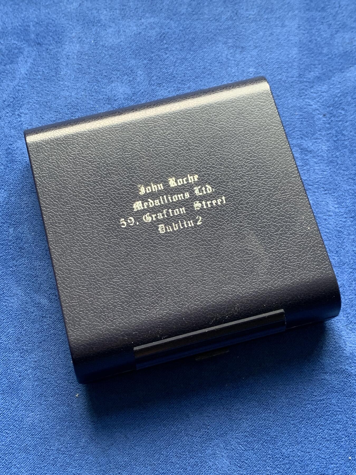 《竞宝斋》第378场 周日，周一 2场连拍 （全场包邮） 1979年爱尔兰教皇百年响钟一盎精制司纪念银章，原盒。少见品种。31克，38mm。