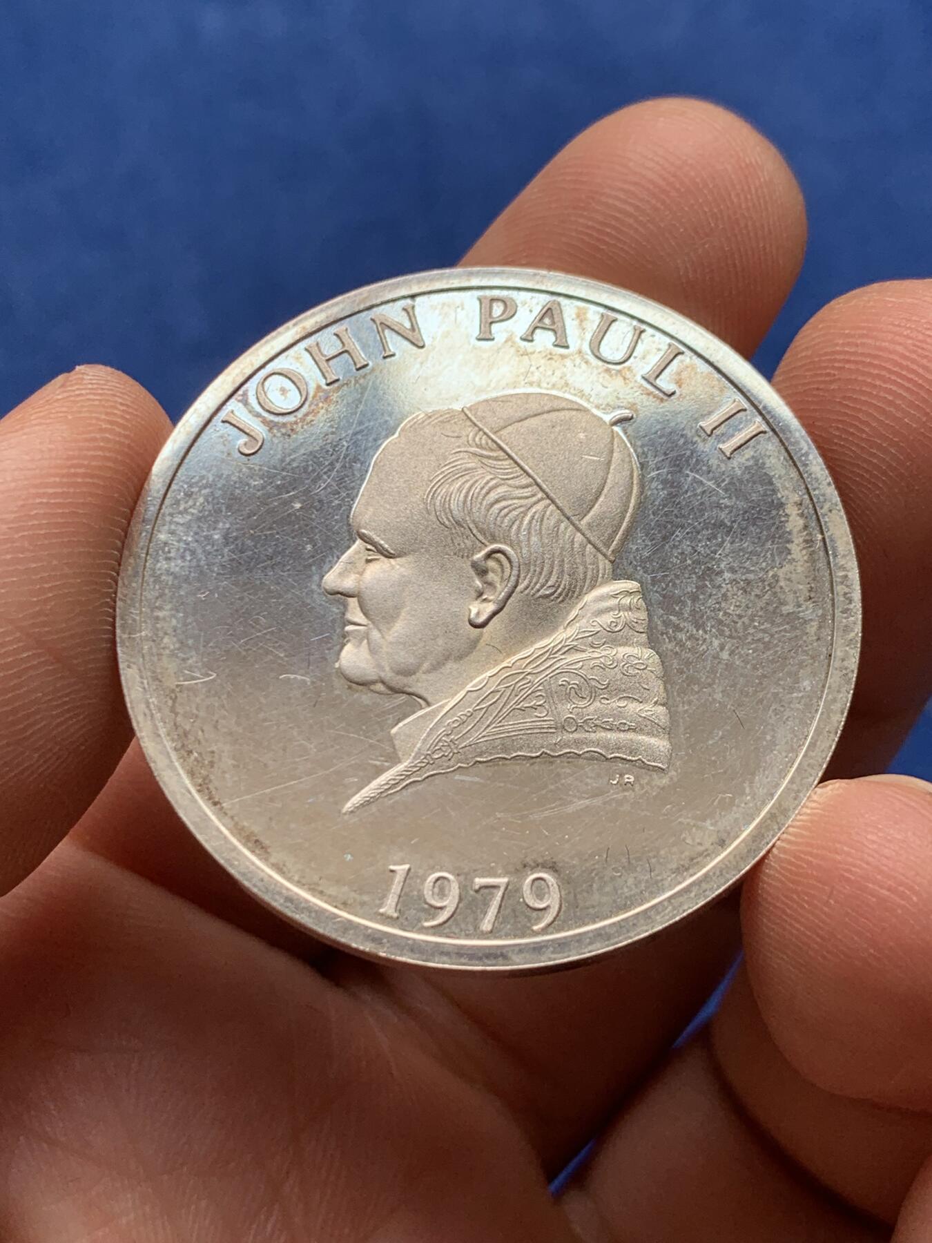 《竞宝斋》第378场 周日，周一 2场连拍 （全场包邮） 1979年爱尔兰教皇百年响钟一盎精制司纪念银章，原盒。少见品种。31克，38mm。