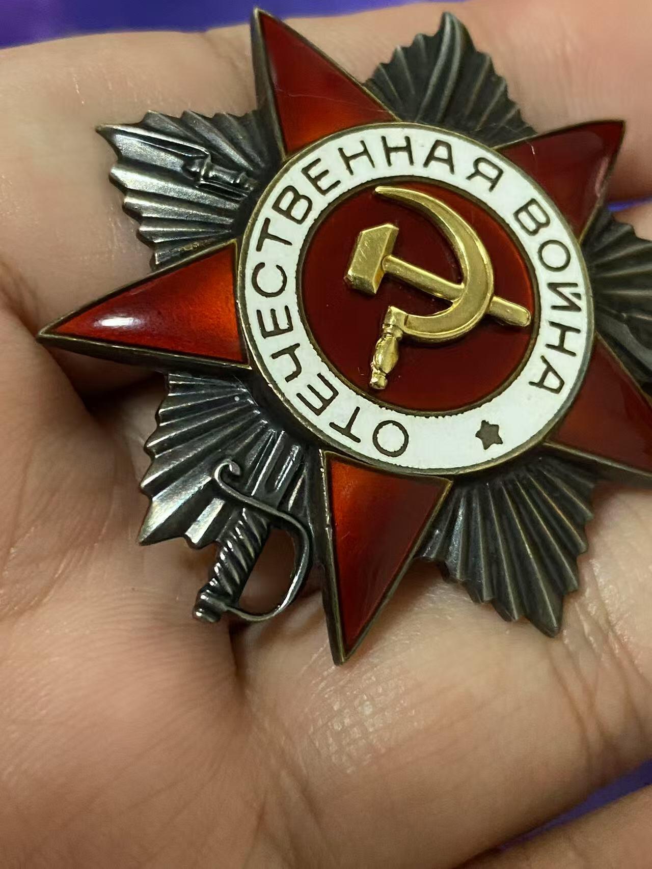 苏联勋章奖章5月8日晚上九点结束在麦稀奇 找不到的加我qq或者微信都是184277308备注苏章拍卖。最好加微信群每次都会通知还有提前可以一口价的 最近会持续拍卖一些东西。 苏联二级为国 43版 85年发 两枚 号码相近 仅差8个数 974561.974569 品相都非常好 都查了档案 974569  Степанова Екатерина Ивановна 女获得者 974561 Романцов семен Андреевич   两份档案都在 是85年的72号文件颁发 人民记忆网都有相应的记录。非常好的两枚43版本为国 最后的一批二级为国了算是