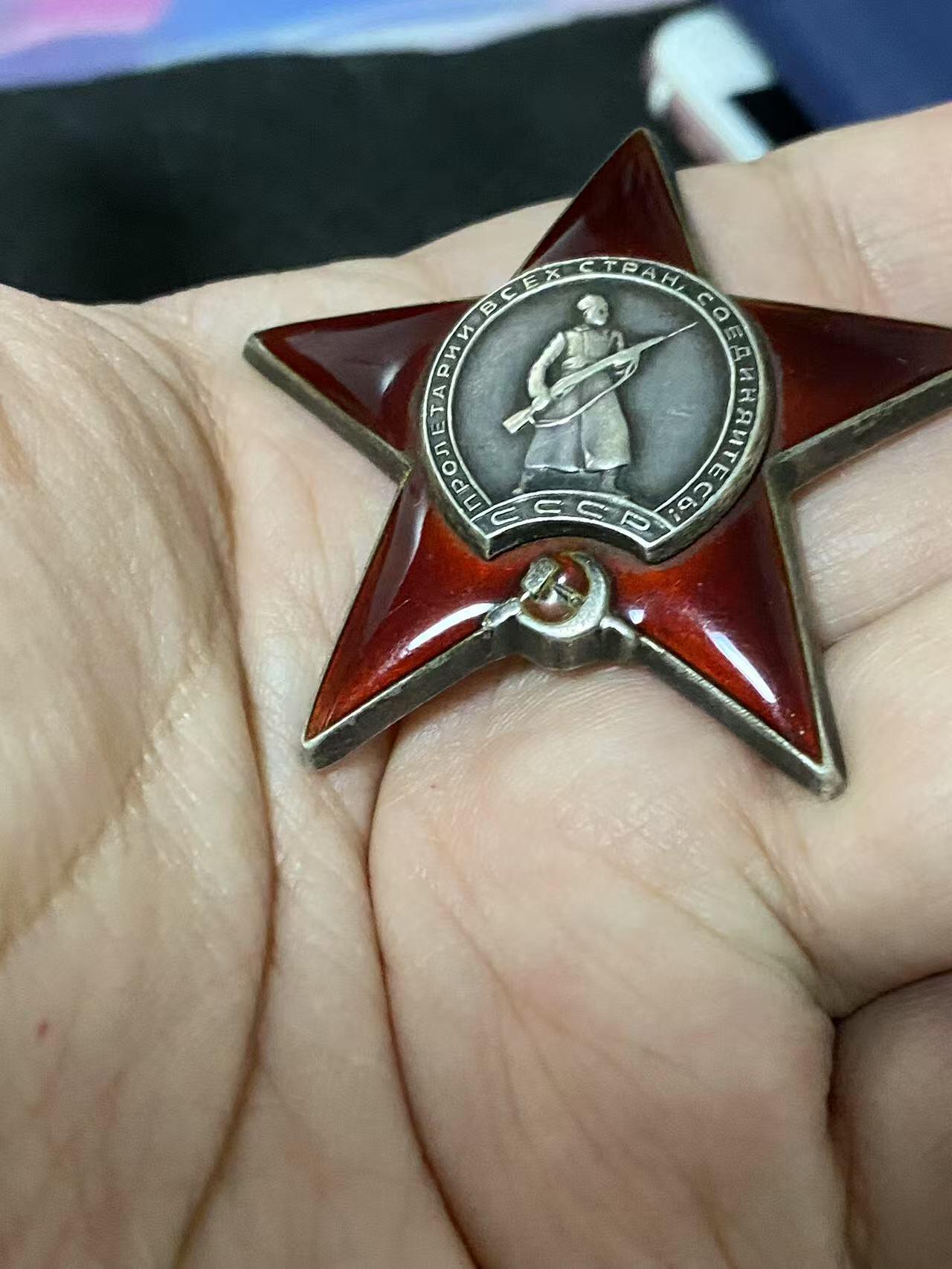 苏联勋章奖章5月8日晚上九点结束在麦稀奇 找不到的加我qq或者微信都是184277308备注苏章拍卖。最好加微信群每次都会通知还有提前可以一口价的 最近会持续拍卖一些东西。 苏联二战红星勋章 1424075 柏林巷战 电线人6啥 好品无磕碰 佩戴痕迹 Терновой Федор Ануфриевич 1008步兵团迫击炮连电话兵 在敌军的机枪火力下带着线圈游到了河对岸，修复了电话线的10处中断。45.4.24，在柏林市的巷战中，修复线路中断时他发现了一股6人组成的德国士兵，果断行动用冲锋枪火力歼灭了他们。1V6巷战6啥 非常勇猛。