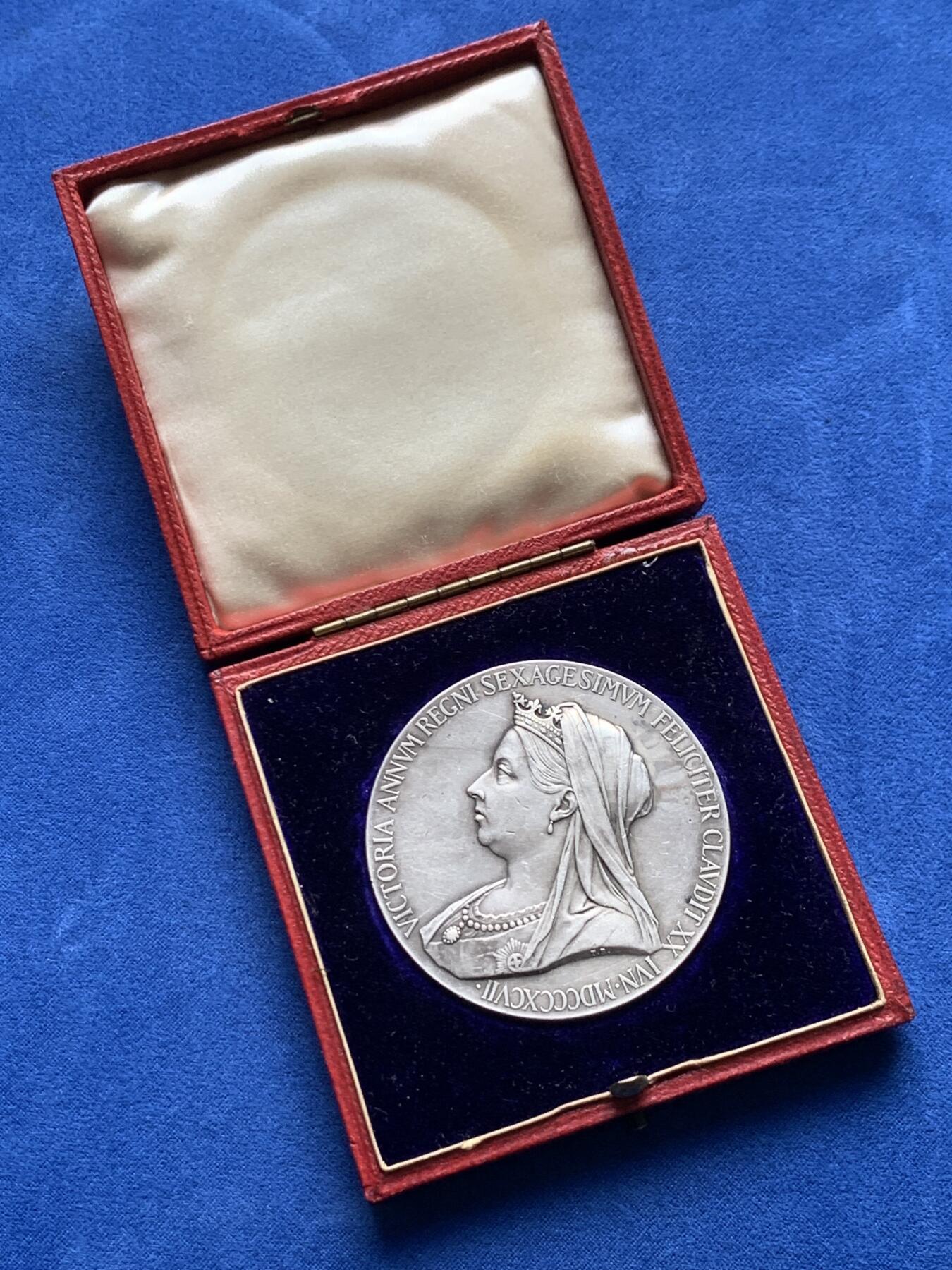 《竞宝斋》第378场 周日，周一 2场连拍 （全场包邮） 英国1897年 维多利亚登基60周年纪念大银章 55mm 84.4克 带原盒 细节如图