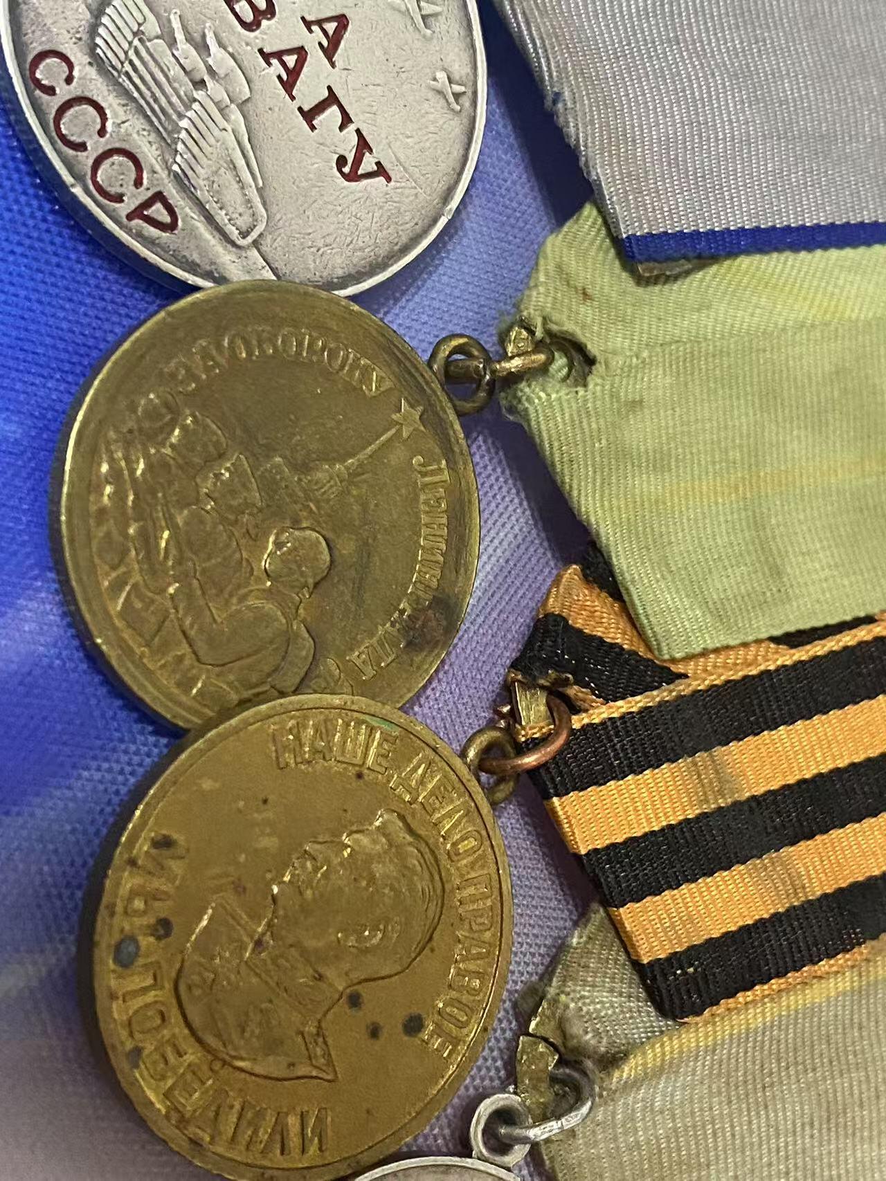 苏联勋章奖章5月8日晚上九点结束在麦稀奇 找不到的加我qq或者微信都是184277308备注苏章拍卖。最好加微信群每次都会通知还有提前可以一口价的 最近会持续拍卖一些东西。 苏联套章烟幕掩护重型坦克Литюк Александр Степанович 化学辅导员 三级光荣勋章 491900珐琅完整有些小瑕疵原环未开勇敢奖章 2492291 珐琅完整 原环未开勇敢奖章 811329 六位数珐琅完整  原环未开 列宁格勒 ，战德奖章，战功奖章 珐琅完整 原环未开 联排为铜质 红星勋章317885 珐琅好品无磕碰 佩戴痕迹 。