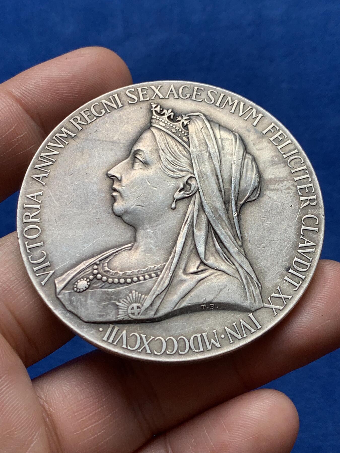 《竞宝斋》第378场 周日，周一 2场连拍 （全场包邮） 英国1897年 维多利亚登基60周年纪念大银章 55mm 84.4克 带原盒 细节如图