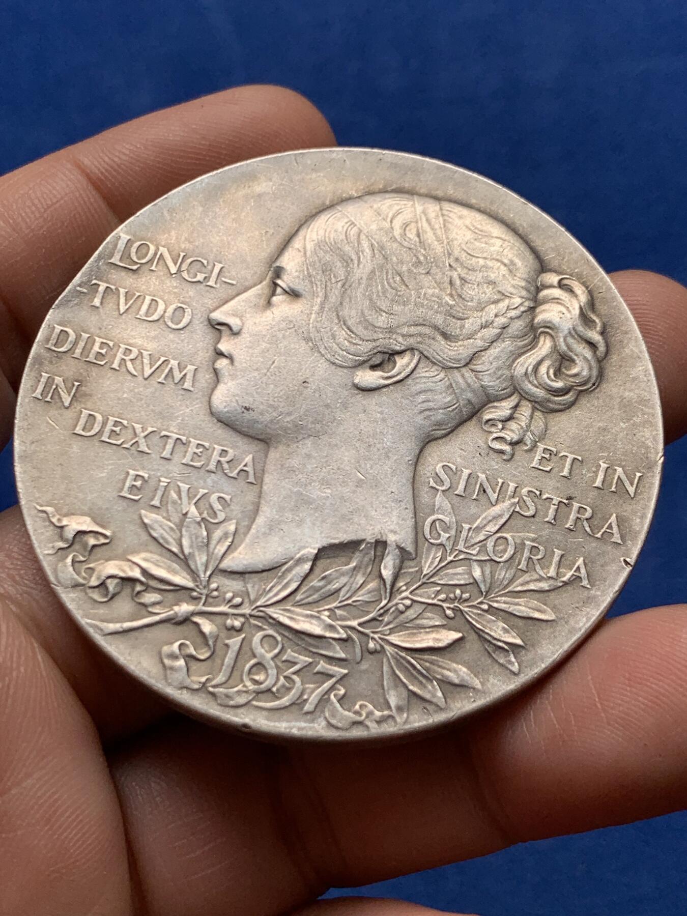 《竞宝斋》第378场 周日，周一 2场连拍 （全场包邮） 英国1897年 维多利亚登基60周年纪念大银章 55mm 84.4克 带原盒 细节如图