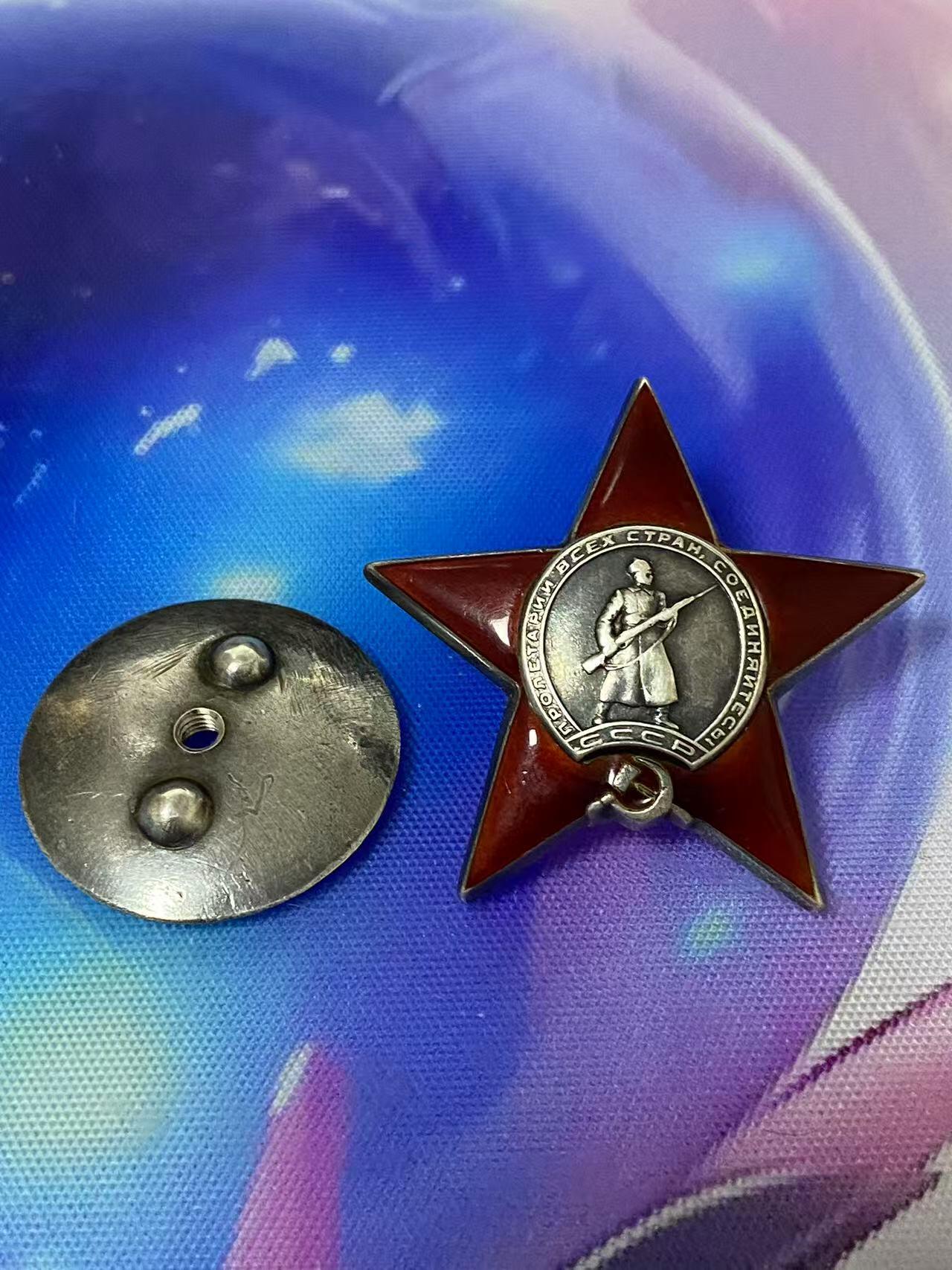 苏联勋章奖章5月8日晚上九点结束在麦稀奇 找不到的加我qq或者微信都是184277308备注苏章拍卖。最好加微信群每次都会通知还有提前可以一口价的 最近会持续拍卖一些东西。 苏联二级为国红星套章 43年两次肉搏 Миронов Михаил Васильевич 上尉 1196步兵团1营高级副官 二级为国 97994 早期万号 原配银盖子 好品无磕碰 轻微小划痕佩戴痕迹 43年8月第一个突入战壕 肉搏战中亲手2君官1士兵。同月底带队进攻第二战壕积弊30人 亲手积弊没有描述。红星 199328 早期台阶版 原配银盖子 好品无磕碰 轻微划痕佩戴痕迹