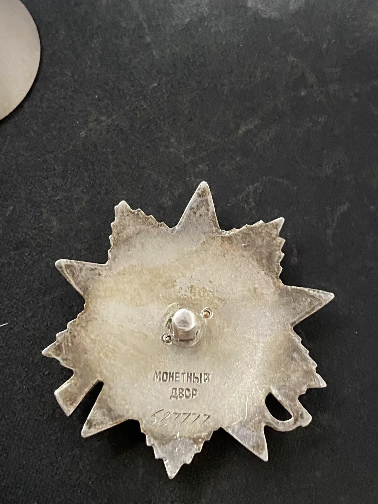 苏联勋章奖章5月8日晚上九点结束在麦稀奇 找不到的加我qq或者微信都是184277308备注苏章拍卖。最好加微信群每次都会通知还有提前可以一口价的 最近会持续拍卖一些东西。 苏联二战二级为国勋章 687777 超级好号码 左角上边缘右边和顶角左边缘上部有两处小脱皮 正面看不出来  获得者Рак Е. Н.为稀有的МГБ（MGB）锅按部君官 奖励卡查不到只有序列 应该未解密 