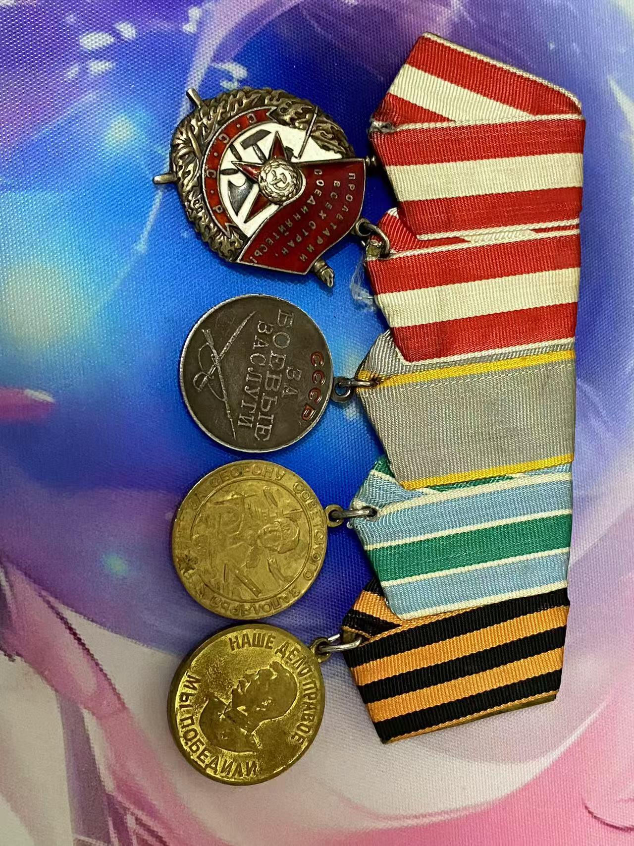 苏联勋章奖章5月8日晚上九点结束在麦稀奇 找不到的加我qq或者微信都是184277308备注苏章拍卖。最好加微信群每次都会通知还有提前可以一口价的 最近会持续拍卖一些东西。 苏联双红旗红星套章  北方舰队飞行员 Кукибный Виктор Андреевич  准王牌 击落4架 王牌飞行员网站有记录 带他的飞行员手套  得主非常帅气 红旗 42470 圆盘版 红旗 234430品相很好 有几处小瑕疵影响不大 红星3276042 服役获得 好品无磕碰 联排上还有战功奖章 保卫边界 和战德 飞行员手套保存的基本完整 