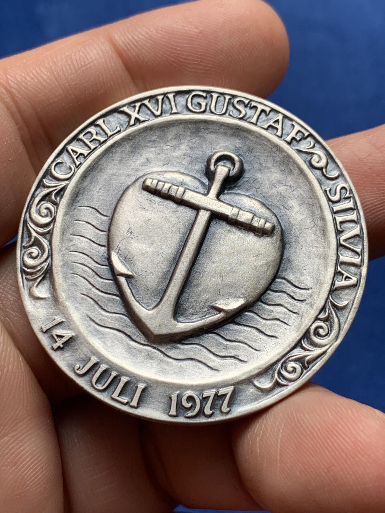 《竞宝斋》第378场 周日，周一 2场连拍 （全场包邮） 瑞典维多利亚公主出生纪念银章 限量发行6000枚 带盒 带证书 60.75克 44.6mm 细节见图