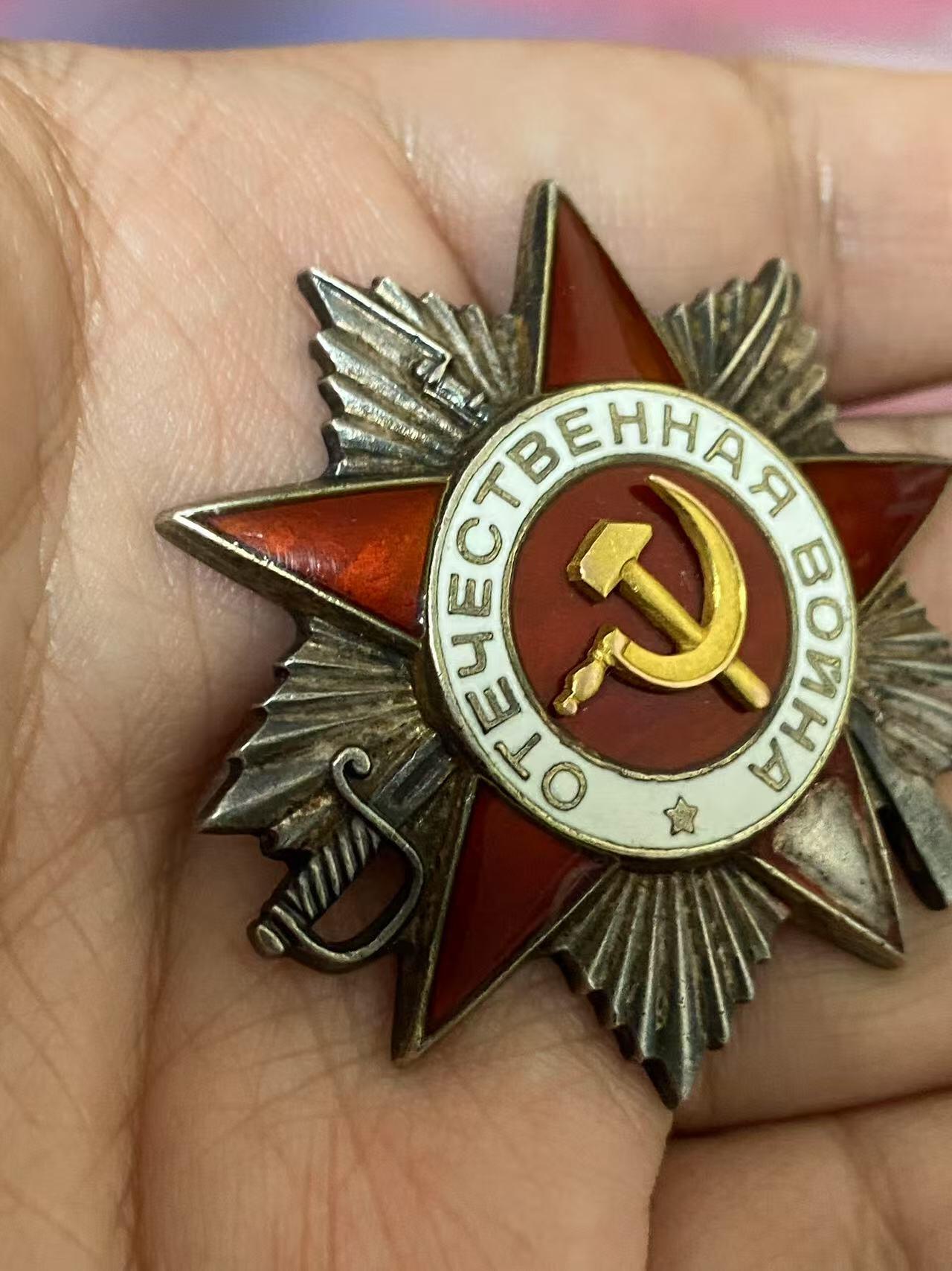 苏联勋章奖章5月8日晚上九点结束在麦稀奇 找不到的加我qq或者微信都是184277308备注苏章拍卖。最好加微信群每次都会通知还有提前可以一口价的 最近会持续拍卖一些东西。 苏联二级为国勋章 523097 坦克连连长 右下角珐琅磕碰 党徽原配无改动 版本非常好 Филатов Владимир Федорович 51独立坦克团连指挥员 44.6.24，突破了敌军第一和第二道战壕防线，深入2公里，消灭反坦克炮6门，掩体连同守军3个，机枪火力点7个，弹药库4座，敌军官兵约60人。 他本人消灭了1门反坦克炮、1个机枪火力点和敌军官兵约10人。