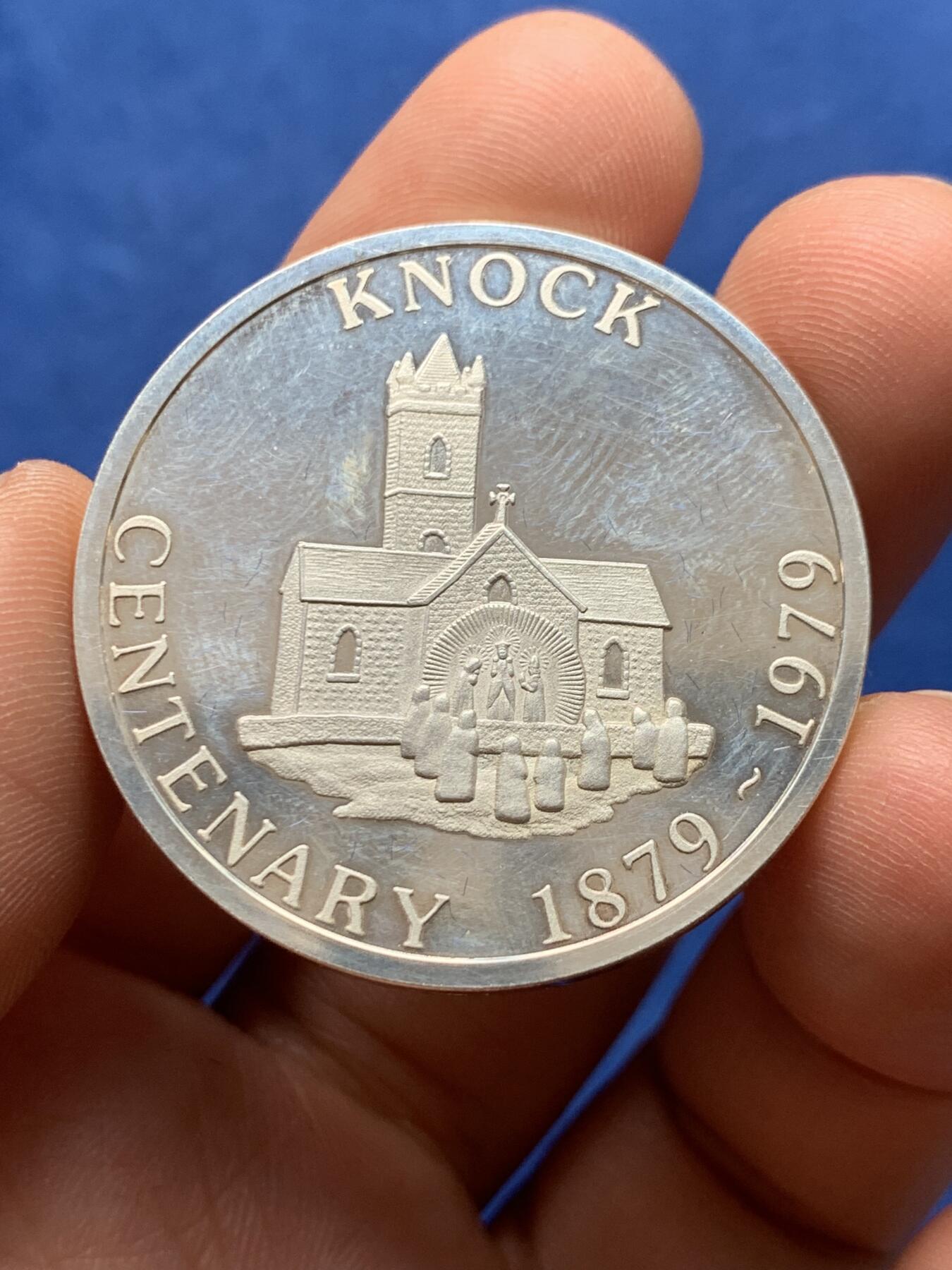 《竞宝斋》第378场 周日，周一 2场连拍 （全场包邮） 1979年爱尔兰教皇百年响钟一盎精制司纪念银章，原盒。少见品种。31克，38mm。