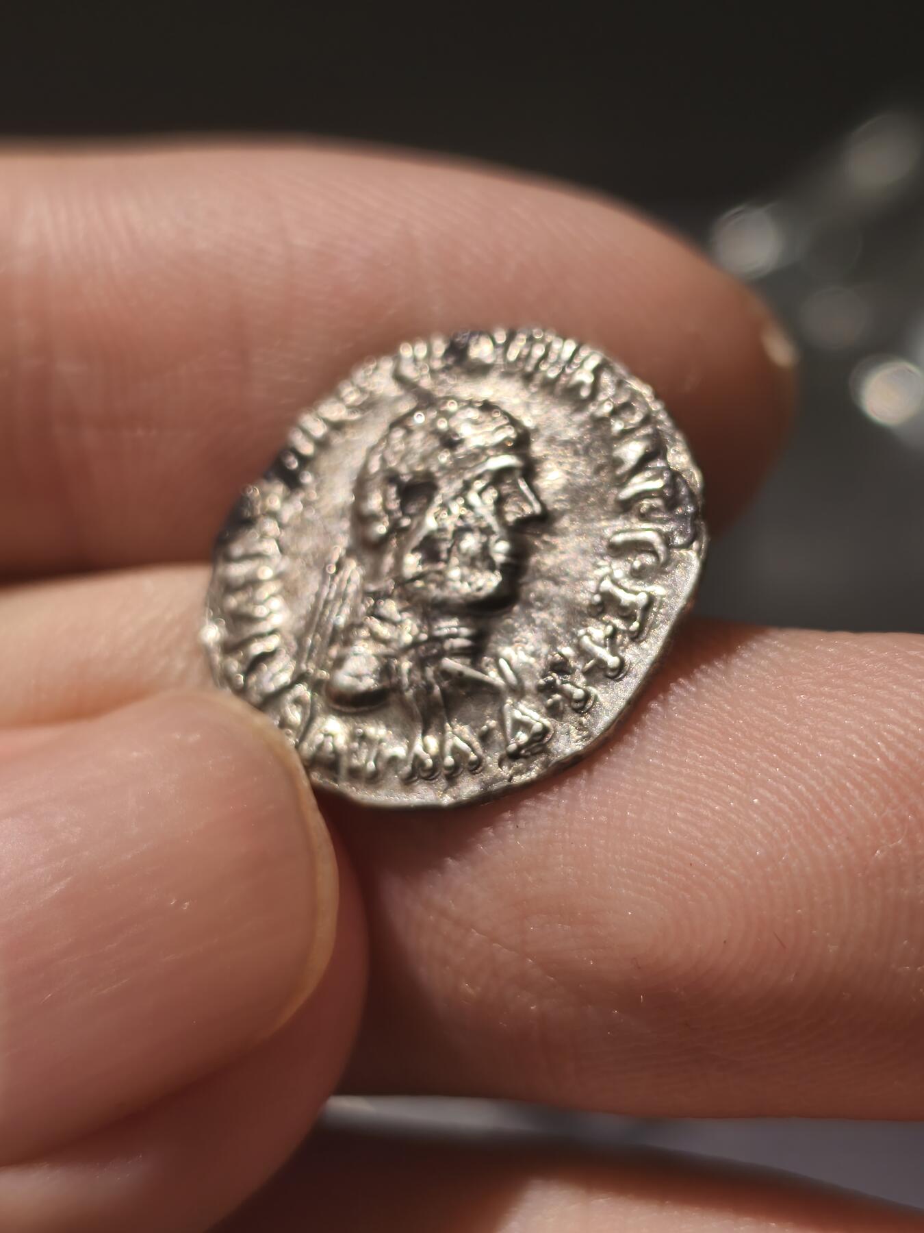 星盘世界钱币《穿越千年时光来到你的藏匣 》--5.9全球珍币拍卖夜 阿波罗多托斯二世 印度希腊 160-145BC 正面:阿波罗多托斯头戴希腊束发带 背面:雅典娜持盾