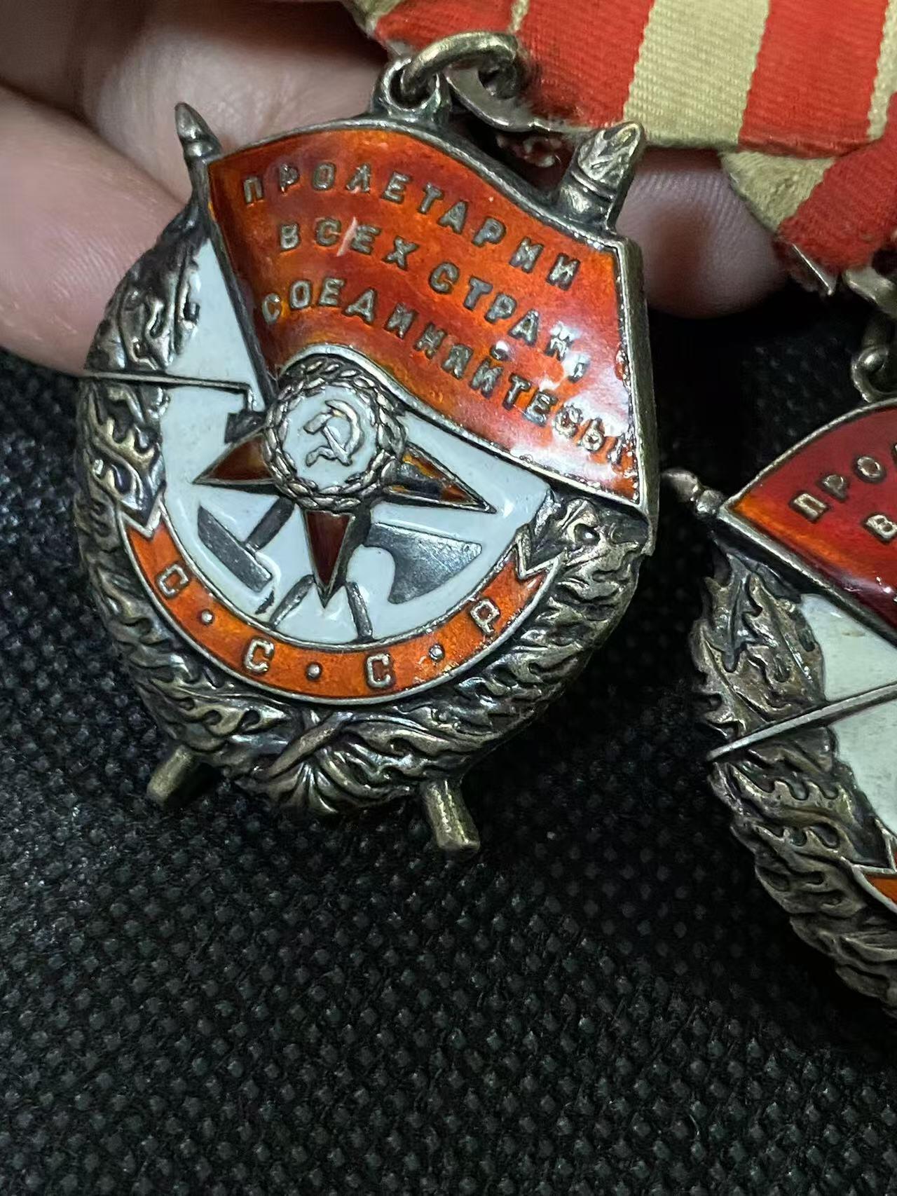 苏联勋章奖章5月8日晚上九点结束在麦稀奇 找不到的加我qq或者微信都是184277308备注苏章拍卖。最好加微信群每次都会通知还有提前可以一口价的 最近会持续拍卖一些东西。 苏联双二战红旗+三光联排 空中射手 伊尔2 苏联英雄称号转发红旗 Ежов Тимофей Васильевич  两个红旗都有一个角珐琅磕碰 和一些小蹭皮 三光下部珐琅左上角小磕碰 战功最好的主体三个章是这个联排，可惜红星和二级已经不知去向。详细的参考咸鱼介绍