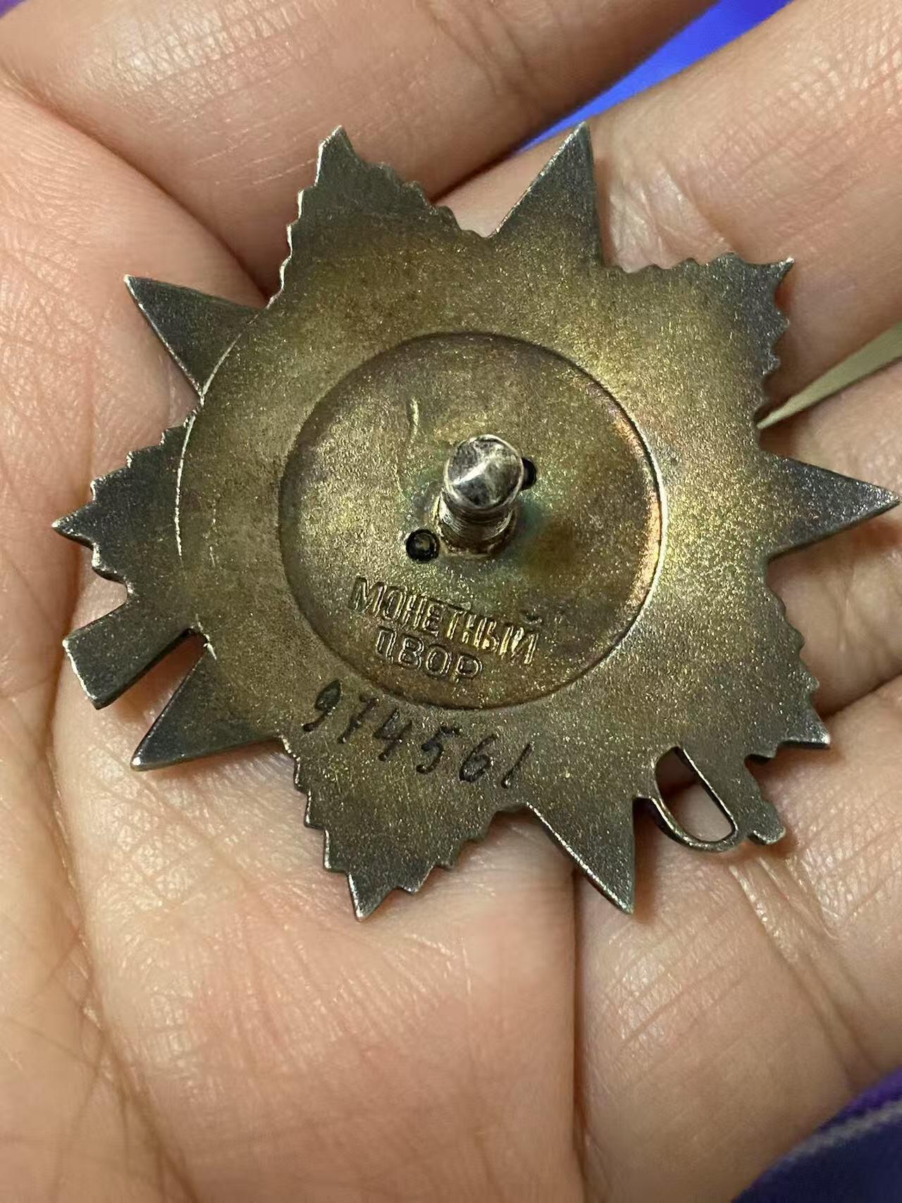 苏联勋章奖章5月8日晚上九点结束在麦稀奇 找不到的加我qq或者微信都是184277308备注苏章拍卖。最好加微信群每次都会通知还有提前可以一口价的 最近会持续拍卖一些东西。 苏联二级为国 43版 85年发 两枚 号码相近 仅差8个数 974561.974569 品相都非常好 都查了档案 974569  Степанова Екатерина Ивановна 女获得者 974561 Романцов семен Андреевич   两份档案都在 是85年的72号文件颁发 人民记忆网都有相应的记录。非常好的两枚43版本为国 最后的一批二级为国了算是