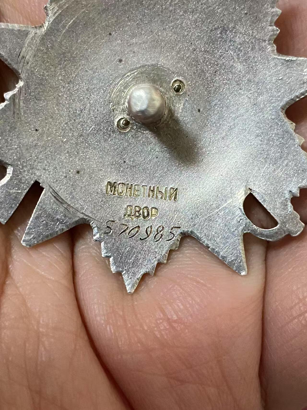 苏联勋章奖章5月8日晚上九点结束在麦稀奇 找不到的加我qq或者微信都是184277308备注苏章拍卖。最好加微信群每次都会通知还有提前可以一口价的 最近会持续拍卖一些东西。 苏联二级为国勋章 570985 好品无磕碰 有些小划痕和佩戴痕迹 Попов Александр Михайлович  有临时登记卡和序列 但是查不到奖励卡 有感兴趣的可以自己去查查