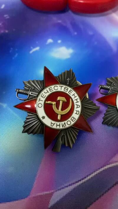 苏联勋章奖章5月8日晚上九点结束在麦稀奇 找不到的加我qq或者微信都是184277308备注苏章拍卖。最好加微信群每次都会通知还有提前可以一口价的 最近会持续拍卖一些东西。 苏联二级为国 43版 85年发 两枚 号码相近 仅差8个数 974561.974569 品相都非常好 都查了档案 974569  Степанова Екатерина Ивановна 女获得者 974561 Романцов семен Андреевич   两份档案都在 是85年的72号文件颁发 人民记忆网都有相应的记录。非常好的两枚43版本为国 最后的一批二级为国了算是