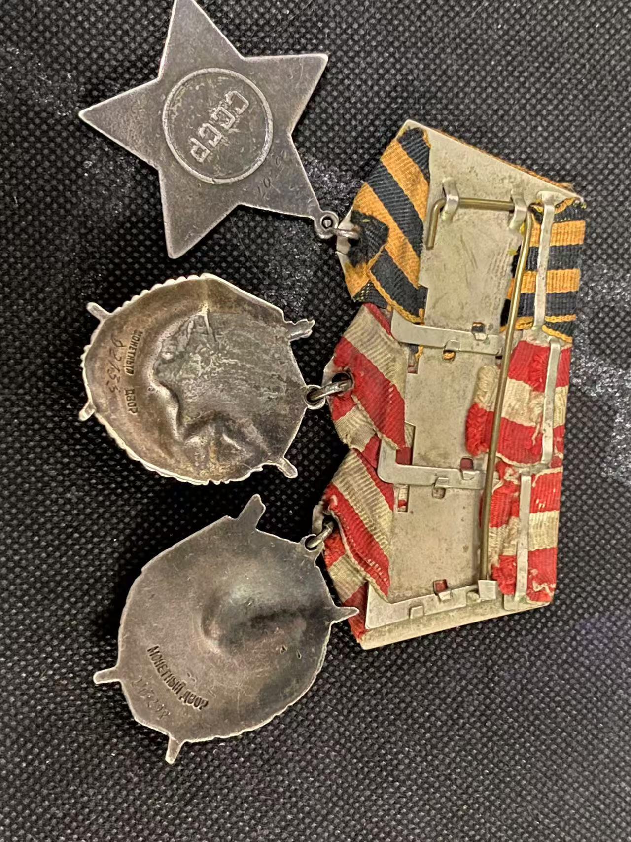 苏联勋章奖章5月8日晚上九点结束在麦稀奇 找不到的加我qq或者微信都是184277308备注苏章拍卖。最好加微信群每次都会通知还有提前可以一口价的 最近会持续拍卖一些东西。 苏联双二战红旗+三光联排 空中射手 伊尔2 苏联英雄称号转发红旗 Ежов Тимофей Васильевич  两个红旗都有一个角珐琅磕碰 和一些小蹭皮 三光下部珐琅左上角小磕碰 战功最好的主体三个章是这个联排，可惜红星和二级已经不知去向。详细的参考咸鱼介绍