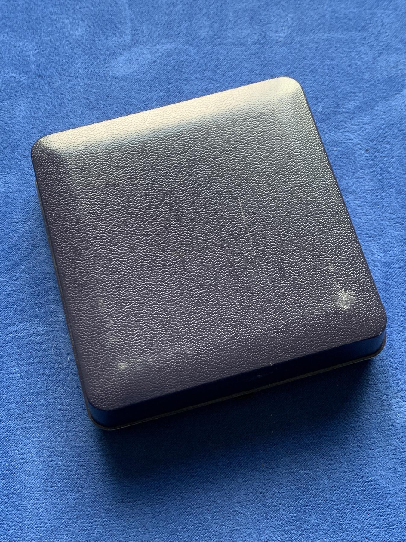 《竞宝斋》第378场 周日，周一 2场连拍 （全场包邮） 瑞典维多利亚公主出生纪念银章 限量发行6000枚 带盒 带证书 60.75克 44.6mm 细节见图