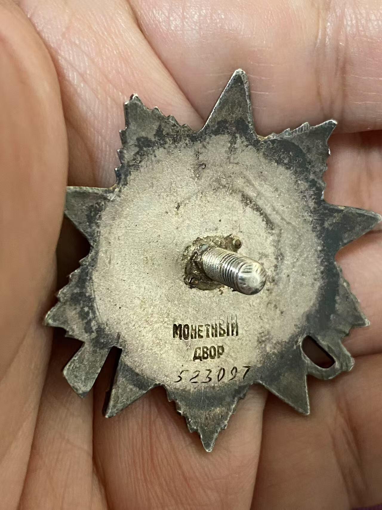 苏联勋章奖章5月8日晚上九点结束在麦稀奇 找不到的加我qq或者微信都是184277308备注苏章拍卖。最好加微信群每次都会通知还有提前可以一口价的 最近会持续拍卖一些东西。 苏联二级为国勋章 523097 坦克连连长 右下角珐琅磕碰 党徽原配无改动 版本非常好 Филатов Владимир Федорович 51独立坦克团连指挥员 44.6.24，突破了敌军第一和第二道战壕防线，深入2公里，消灭反坦克炮6门，掩体连同守军3个，机枪火力点7个，弹药库4座，敌军官兵约60人。 他本人消灭了1门反坦克炮、1个机枪火力点和敌军官兵约10人。