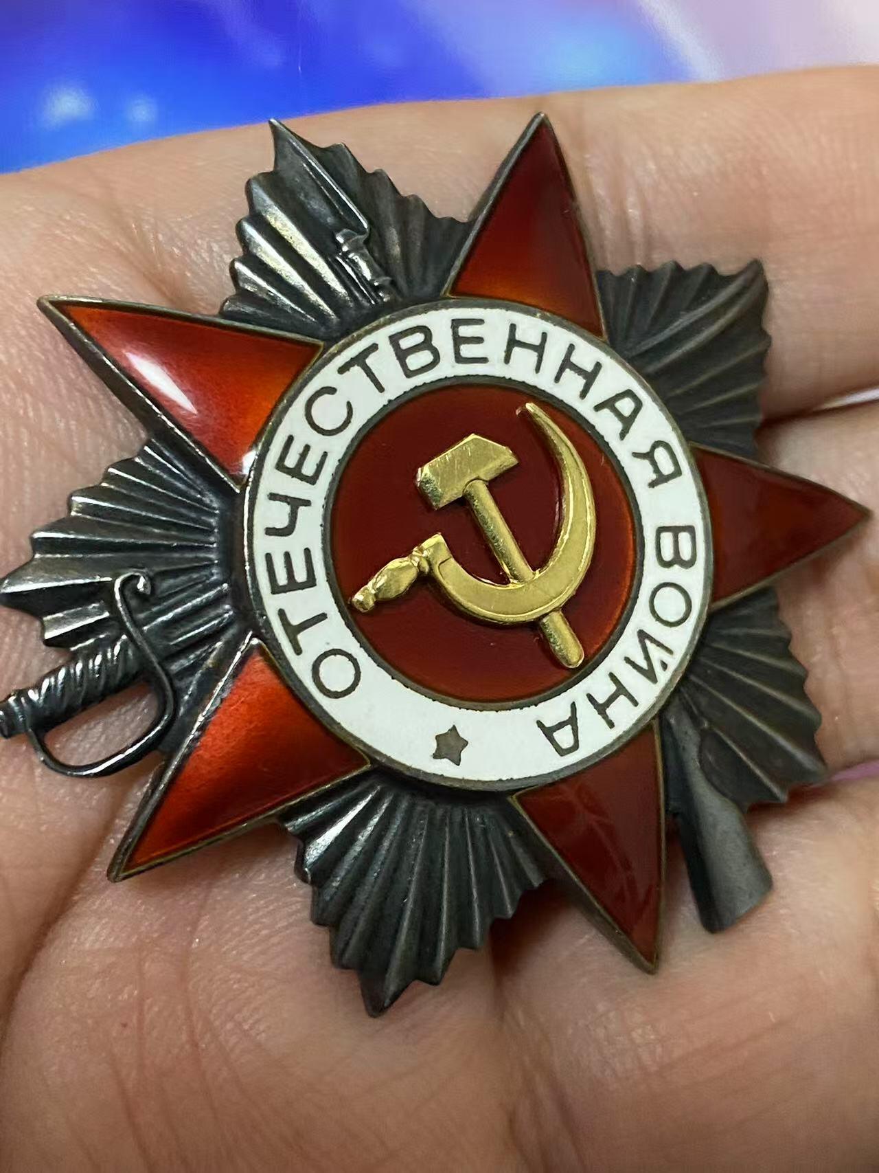 苏联勋章奖章5月8日晚上九点结束在麦稀奇 找不到的加我qq或者微信都是184277308备注苏章拍卖。最好加微信群每次都会通知还有提前可以一口价的 最近会持续拍卖一些东西。 苏联二级为国 43版 85年发 两枚 号码相近 仅差8个数 974561.974569 品相都非常好 都查了档案 974569  Степанова Екатерина Ивановна 女获得者 974561 Романцов семен Андреевич   两份档案都在 是85年的72号文件颁发 人民记忆网都有相应的记录。非常好的两枚43版本为国 最后的一批二级为国了算是