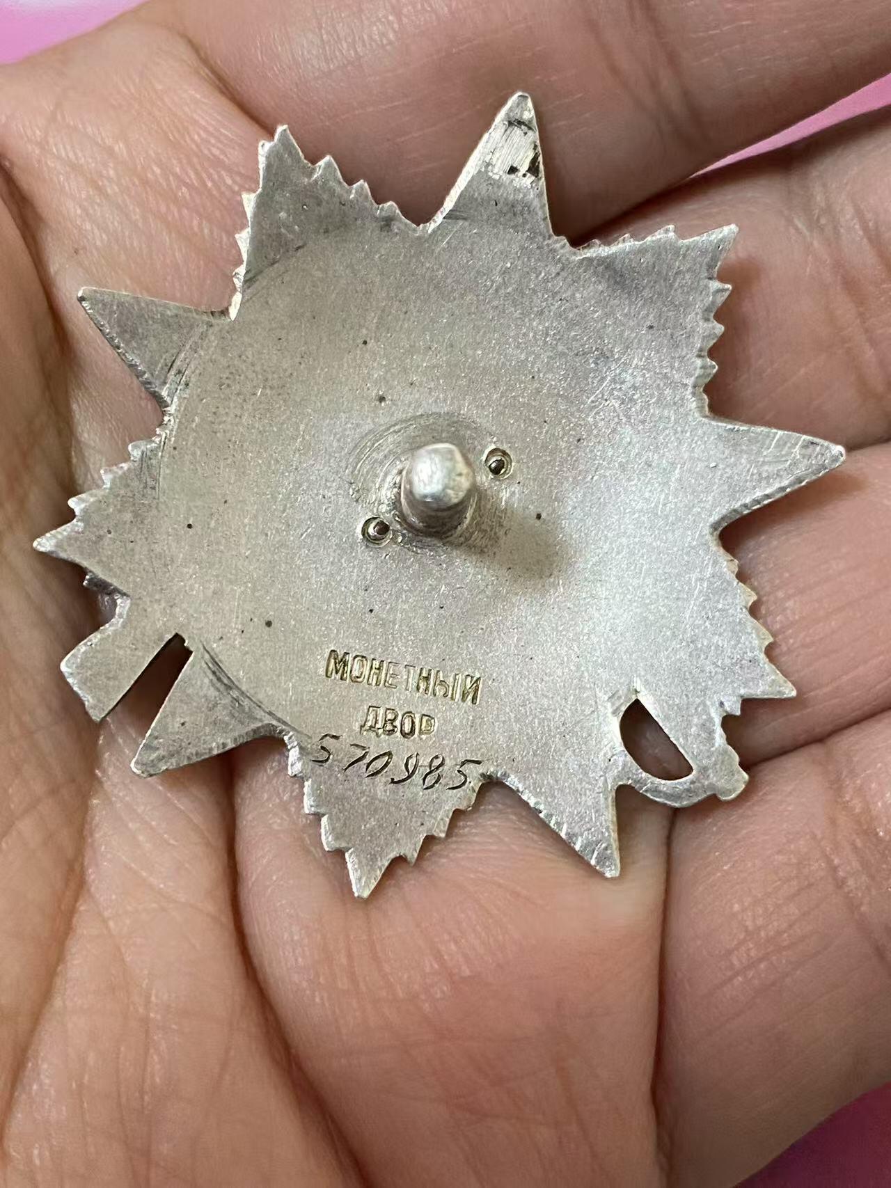 苏联勋章奖章5月8日晚上九点结束在麦稀奇 找不到的加我qq或者微信都是184277308备注苏章拍卖。最好加微信群每次都会通知还有提前可以一口价的 最近会持续拍卖一些东西。 苏联二级为国勋章 570985 好品无磕碰 有些小划痕和佩戴痕迹 Попов Александр Михайлович  有临时登记卡和序列 但是查不到奖励卡 有感兴趣的可以自己去查查