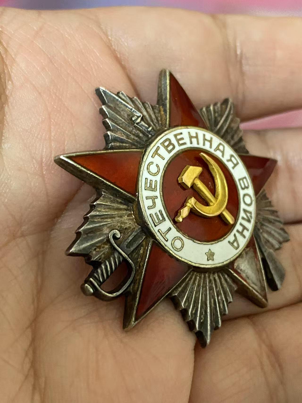 苏联勋章奖章5月8日晚上九点结束在麦稀奇 找不到的加我qq或者微信都是184277308备注苏章拍卖。最好加微信群每次都会通知还有提前可以一口价的 最近会持续拍卖一些东西。 苏联二级为国勋章 523097 坦克连连长 右下角珐琅磕碰 党徽原配无改动 版本非常好 Филатов Владимир Федорович 51独立坦克团连指挥员 44.6.24，突破了敌军第一和第二道战壕防线，深入2公里，消灭反坦克炮6门，掩体连同守军3个，机枪火力点7个，弹药库4座，敌军官兵约60人。 他本人消灭了1门反坦克炮、1个机枪火力点和敌军官兵约10人。